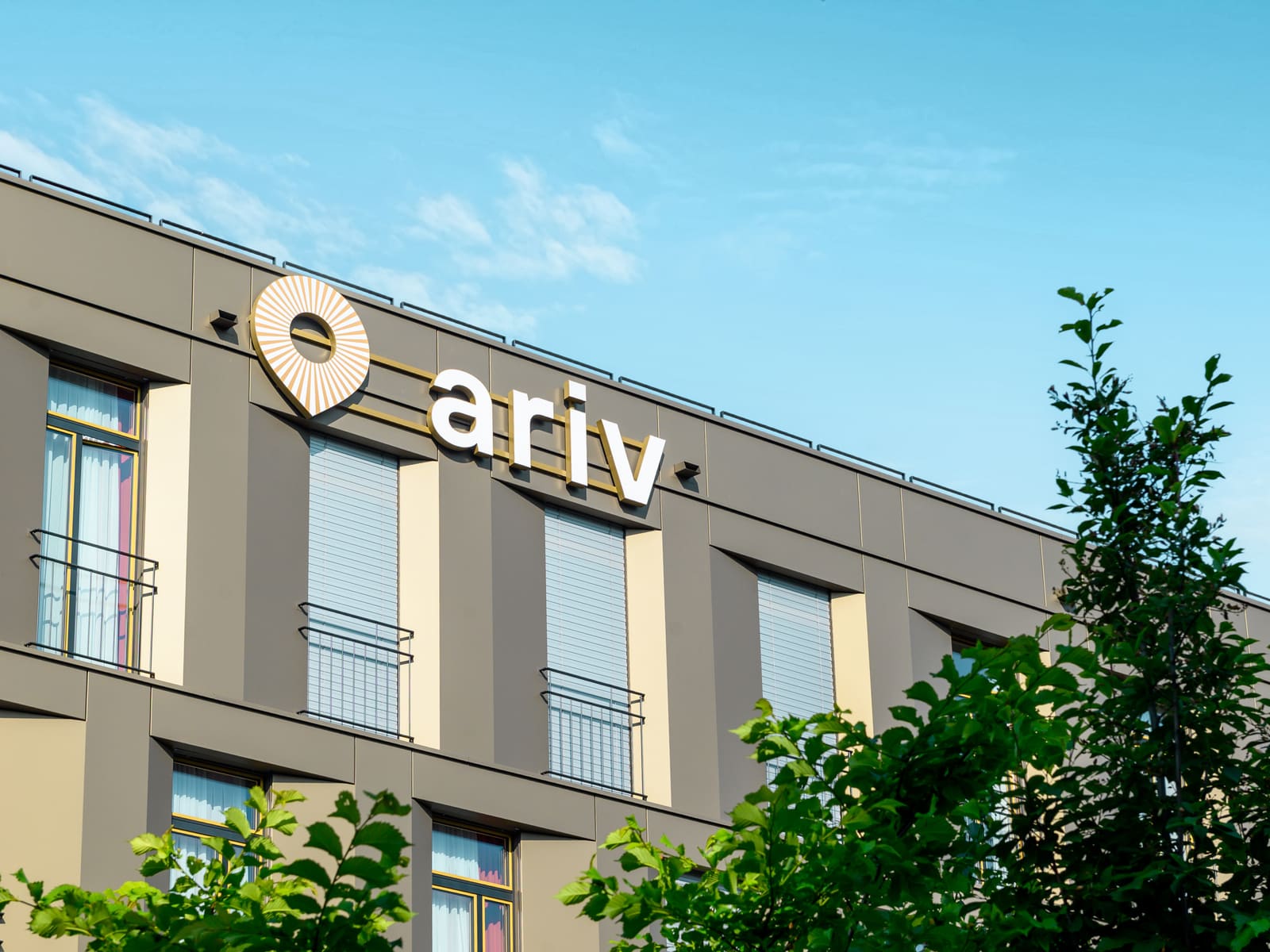 Fassade mit ariv-Schriftzug