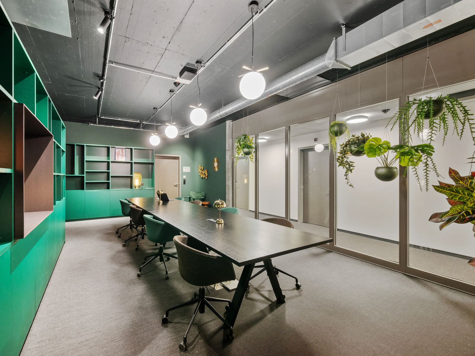 Coworking mit langen Tischen