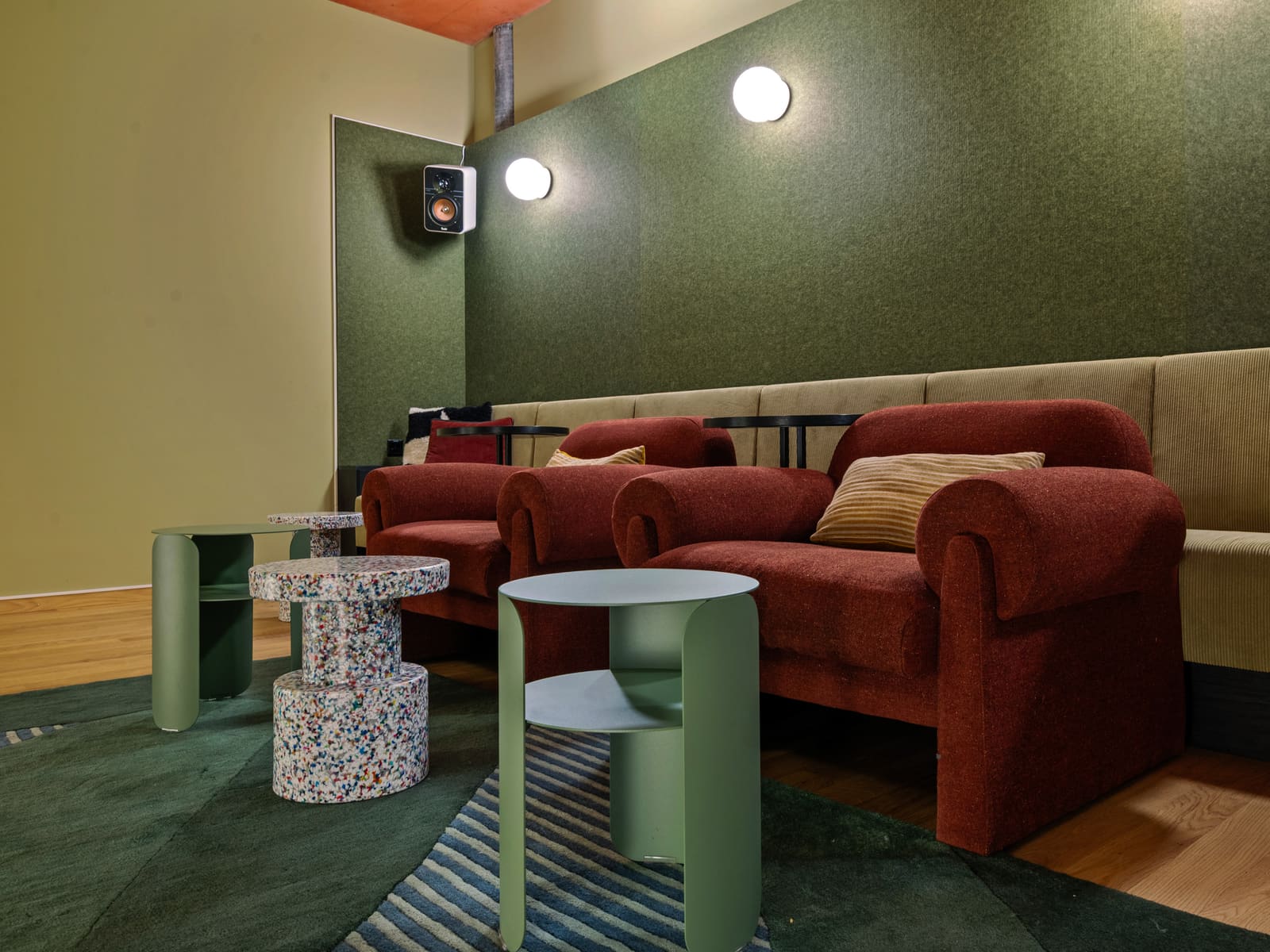 Kino mit roten Sofas