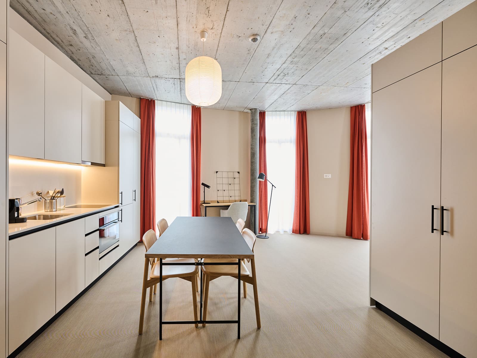 Apartment mit Küche und Esstisch