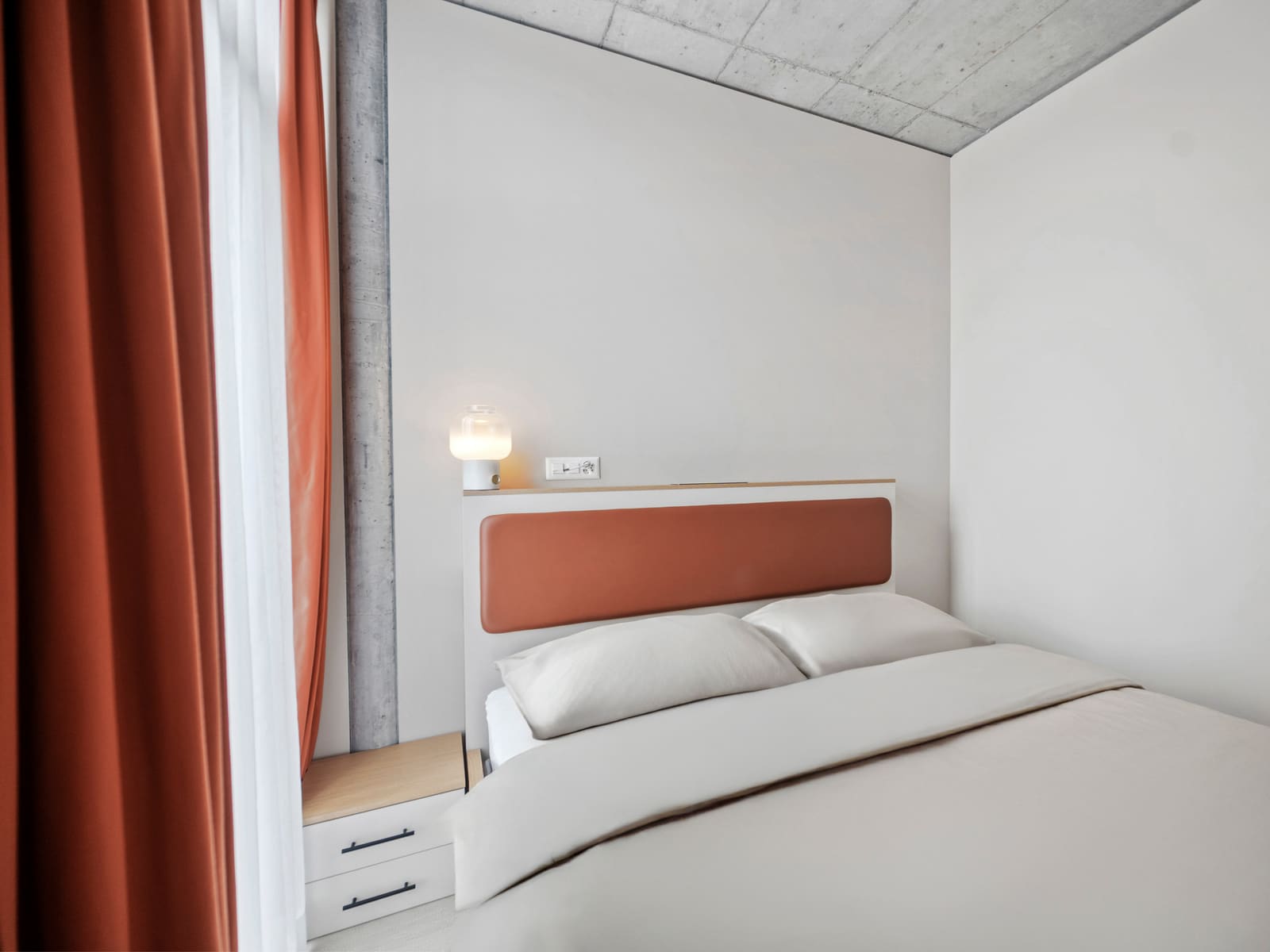 Schlafbereich mit Doppelbett