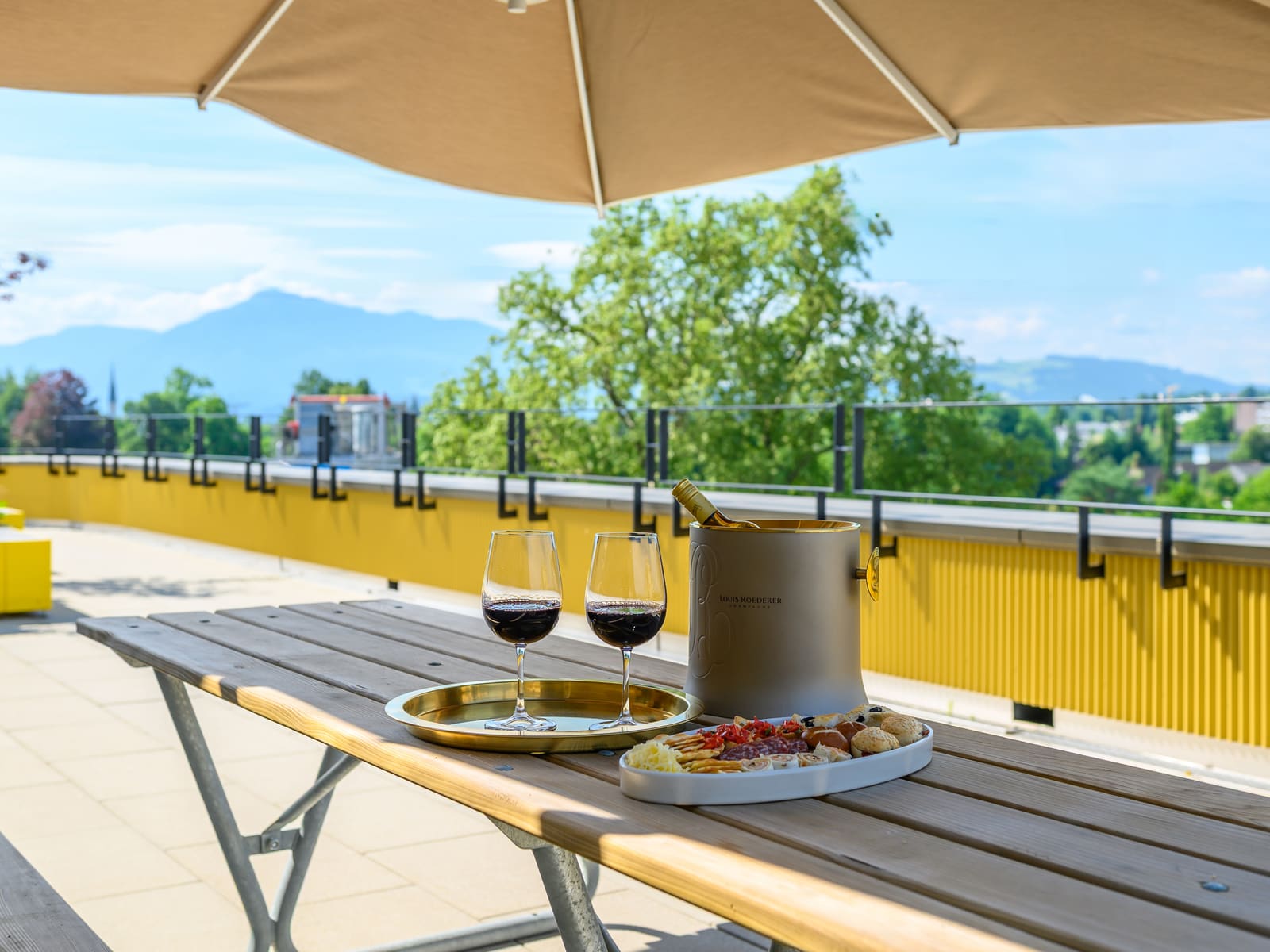 Dachterrasse mit Blick in die Berge