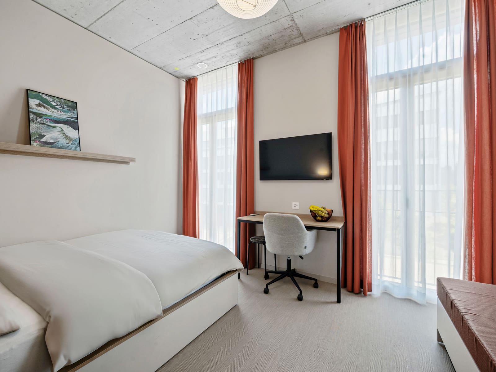 Cosy-Apartment mit Bett und Schreibtisch