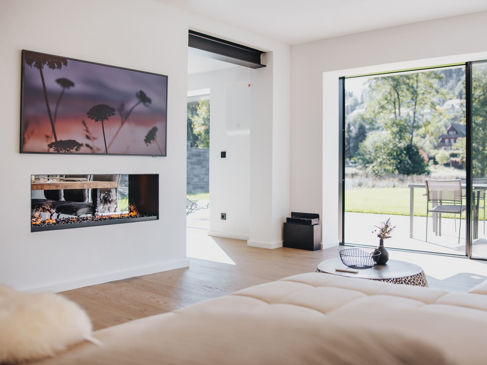 Wohnbereich mit Kamin und Blick in den Garten