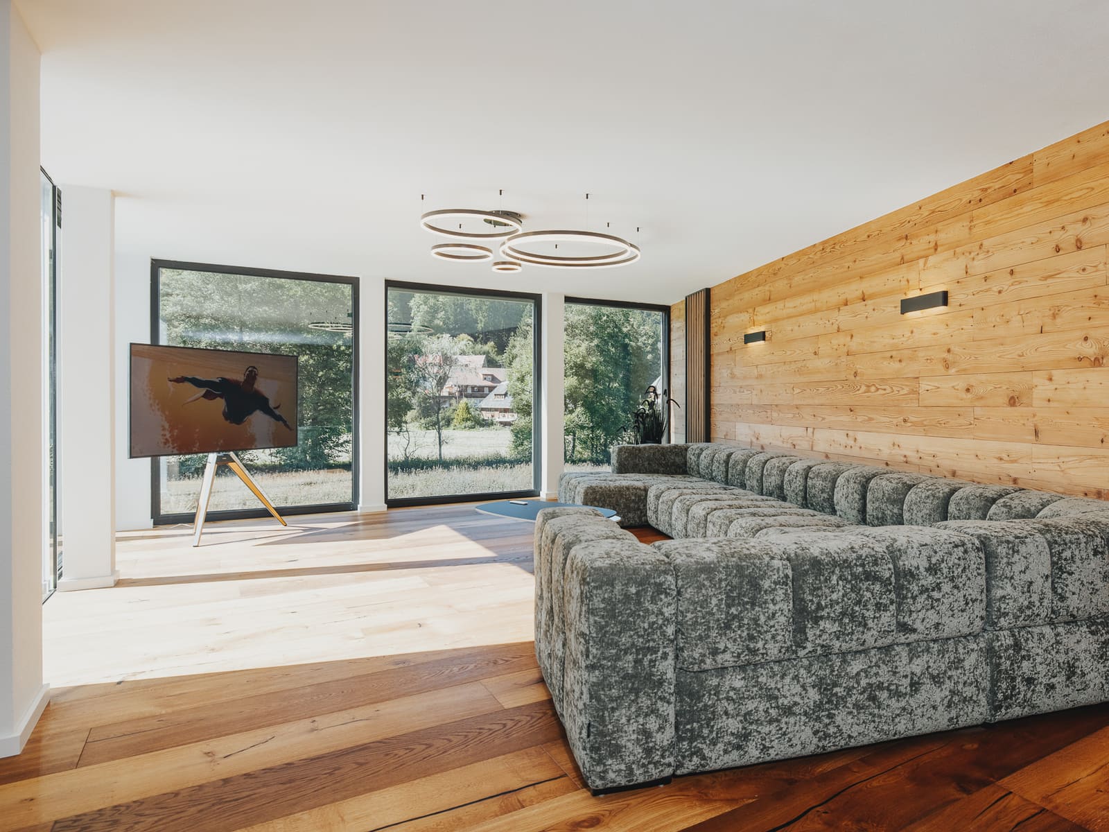 Wohnbereich mit Sofa und Fensterfront