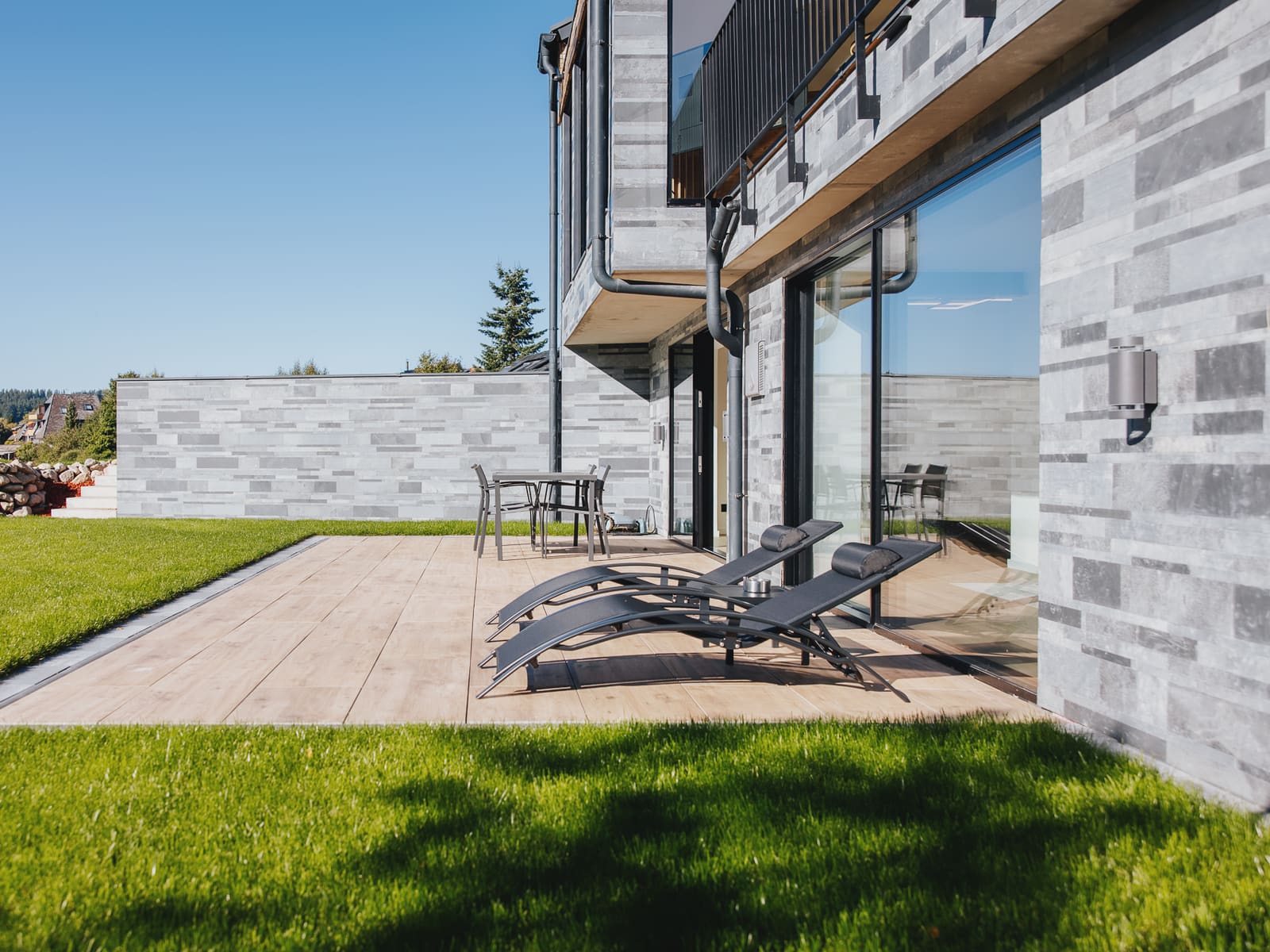 Terrasse mit Liegen und Wiese