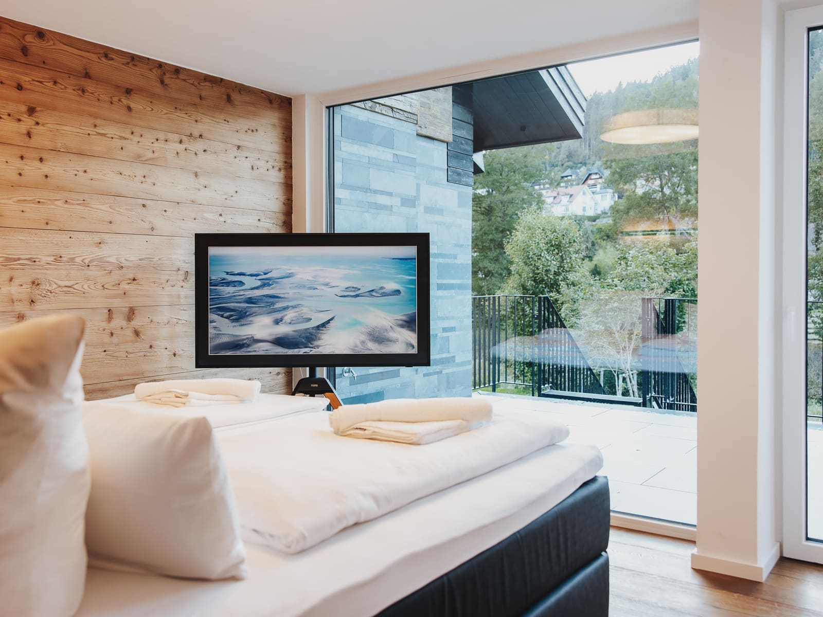 Schlafzimmer mit Blick auf die Terrasse