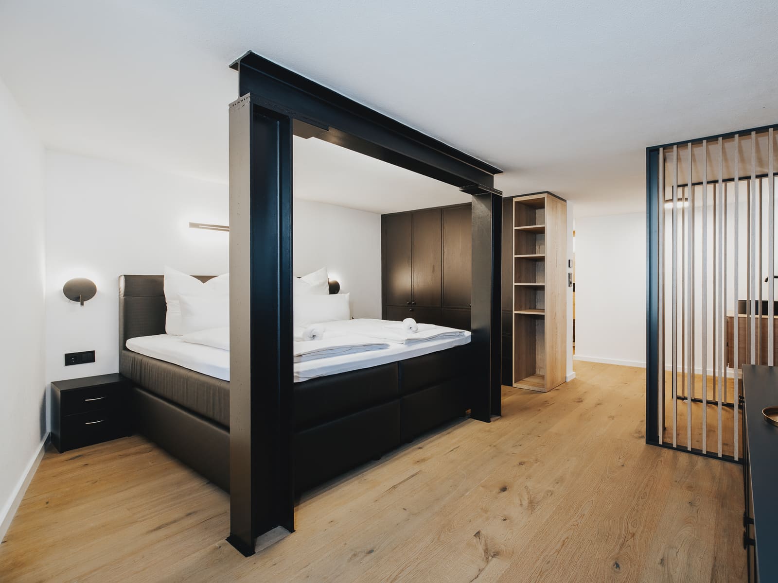 Schlafzimmer mit Boxspringbett