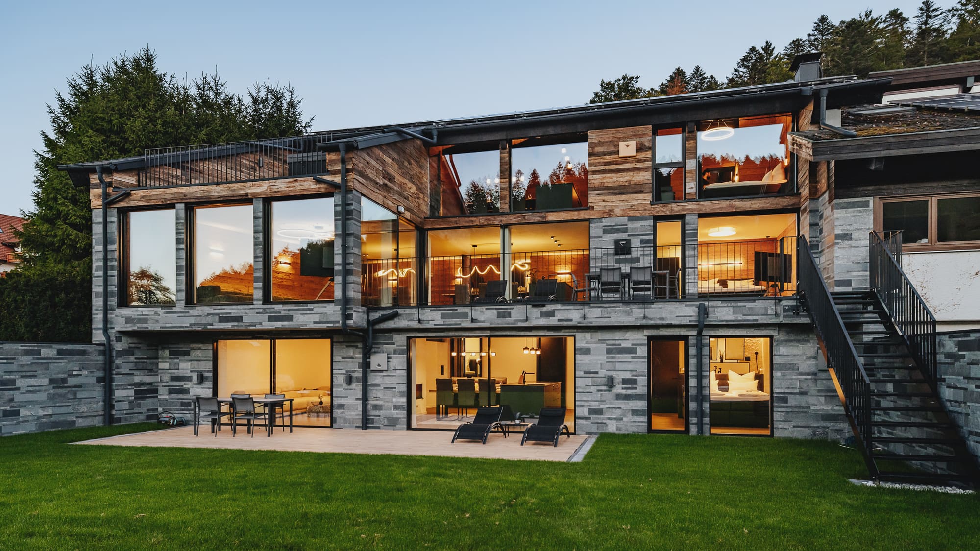 Black Forest deluxe in Hinterzarten am Abend mit beleuchteten Fensterfronten