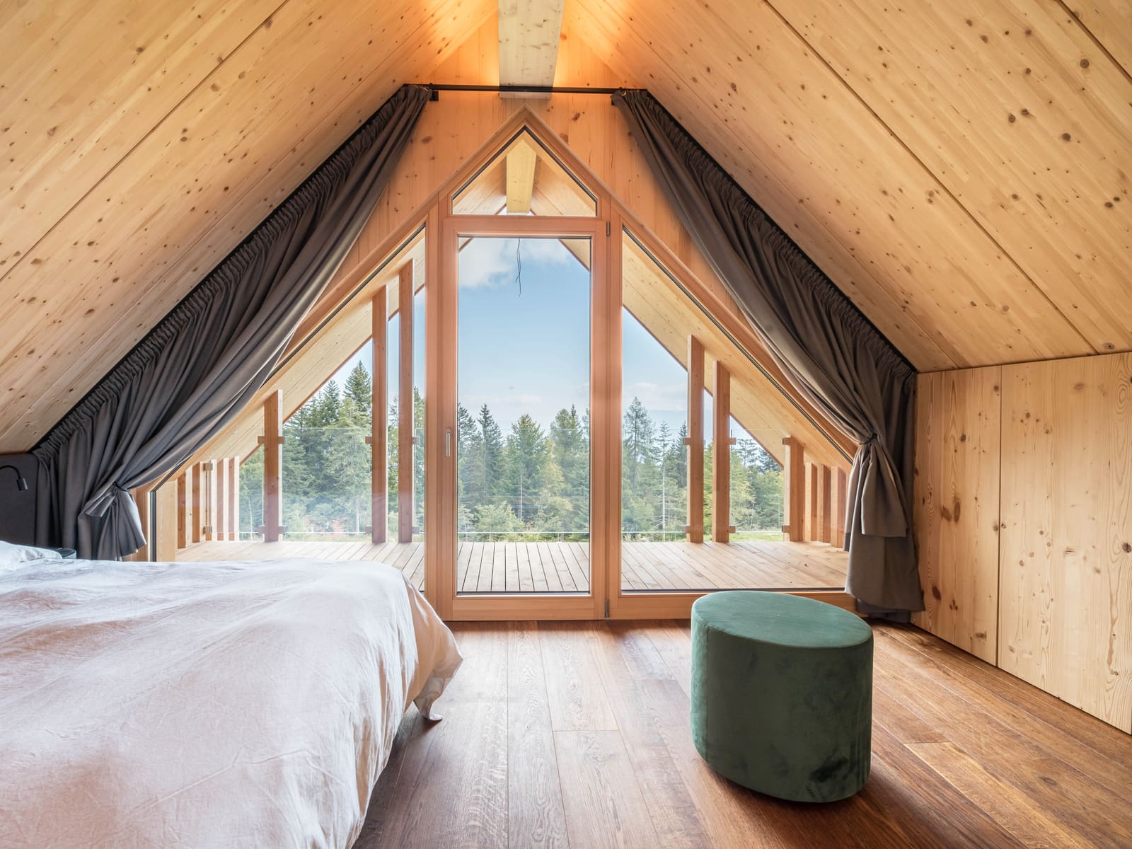 Schlafzimmer unter dem Giebel mit Panoramafenster