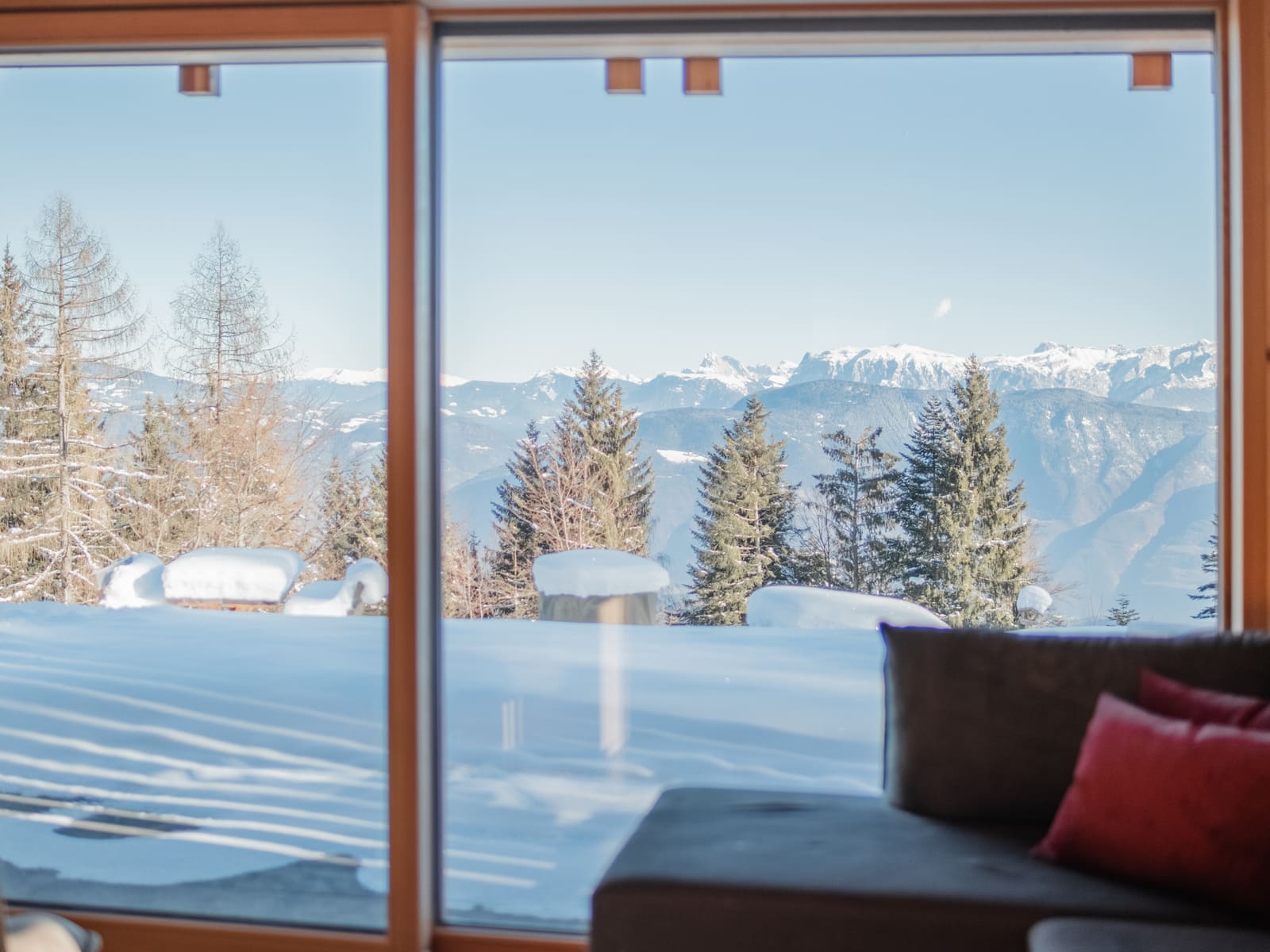 Wohnzimmer mit Panoramafenster im Winter