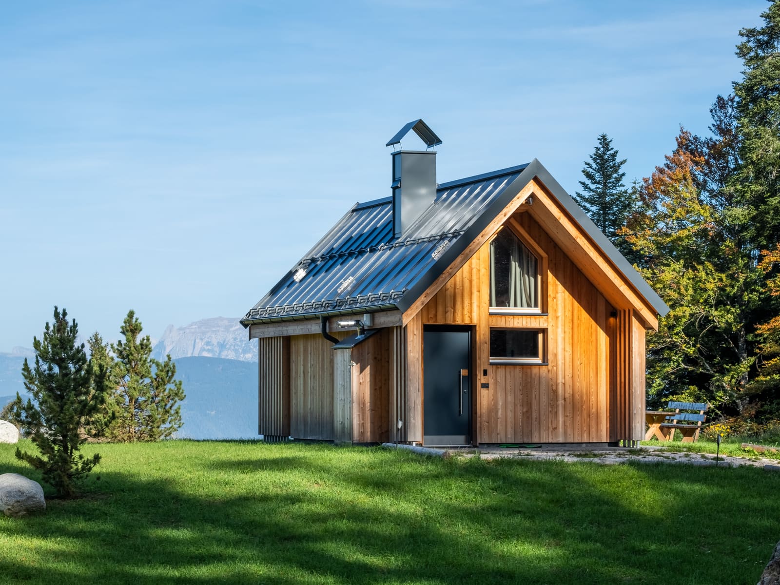Chalet im Sommer am Waldrand