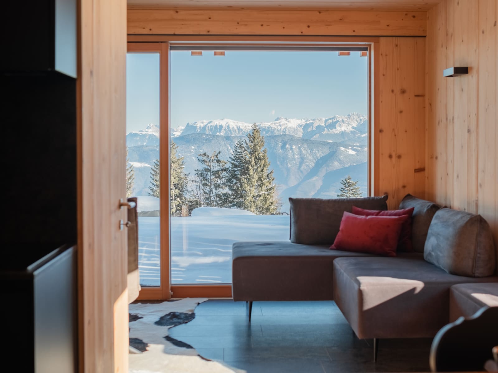 Wohnzimmer mit Blick in den Schnee