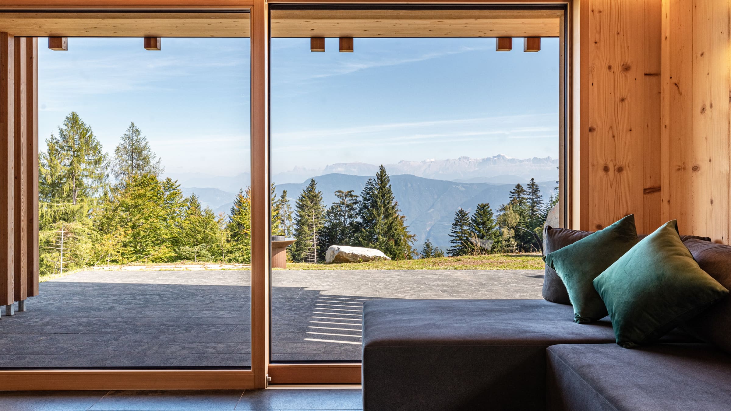 Chalets Sissi in Südtirol: Wohnzimmer mit Panoramafenster und Bergblick
