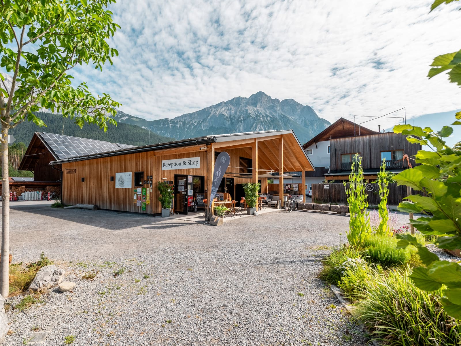 Rezeption und Shop am Gerhardhof vor den Bergen