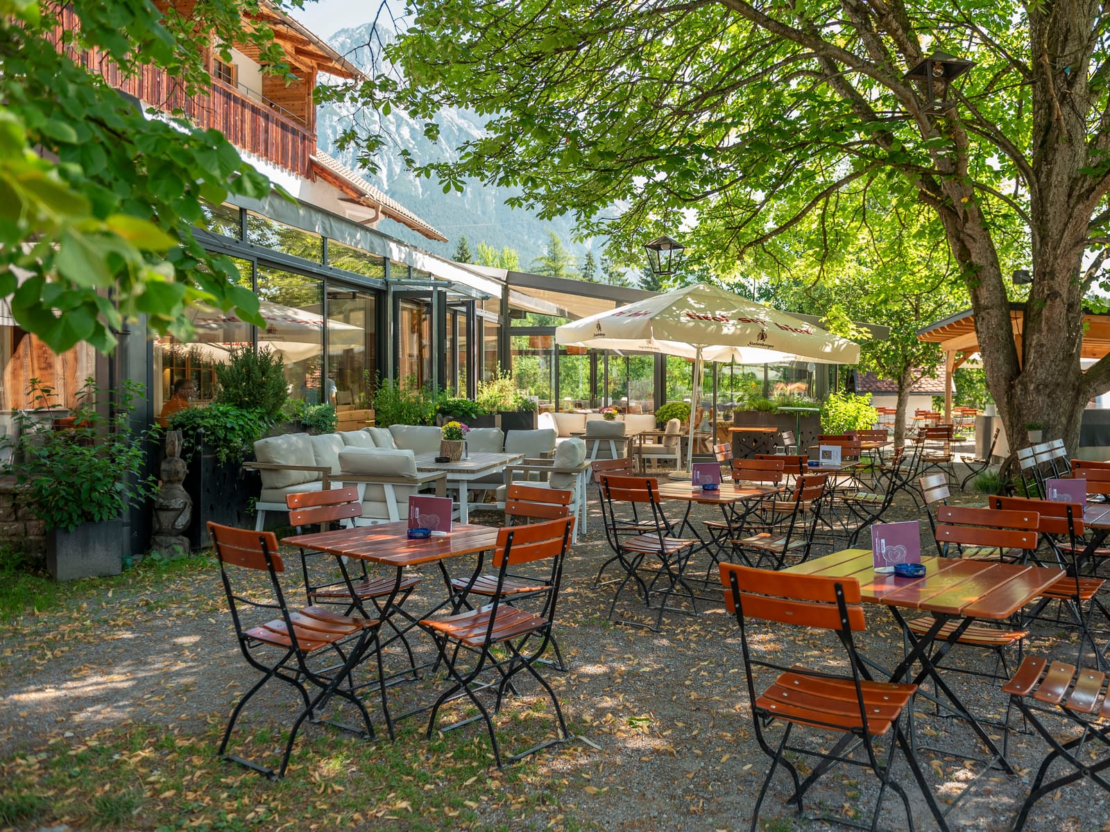 Gastgarten des Gasthofs unter alten Bäumen