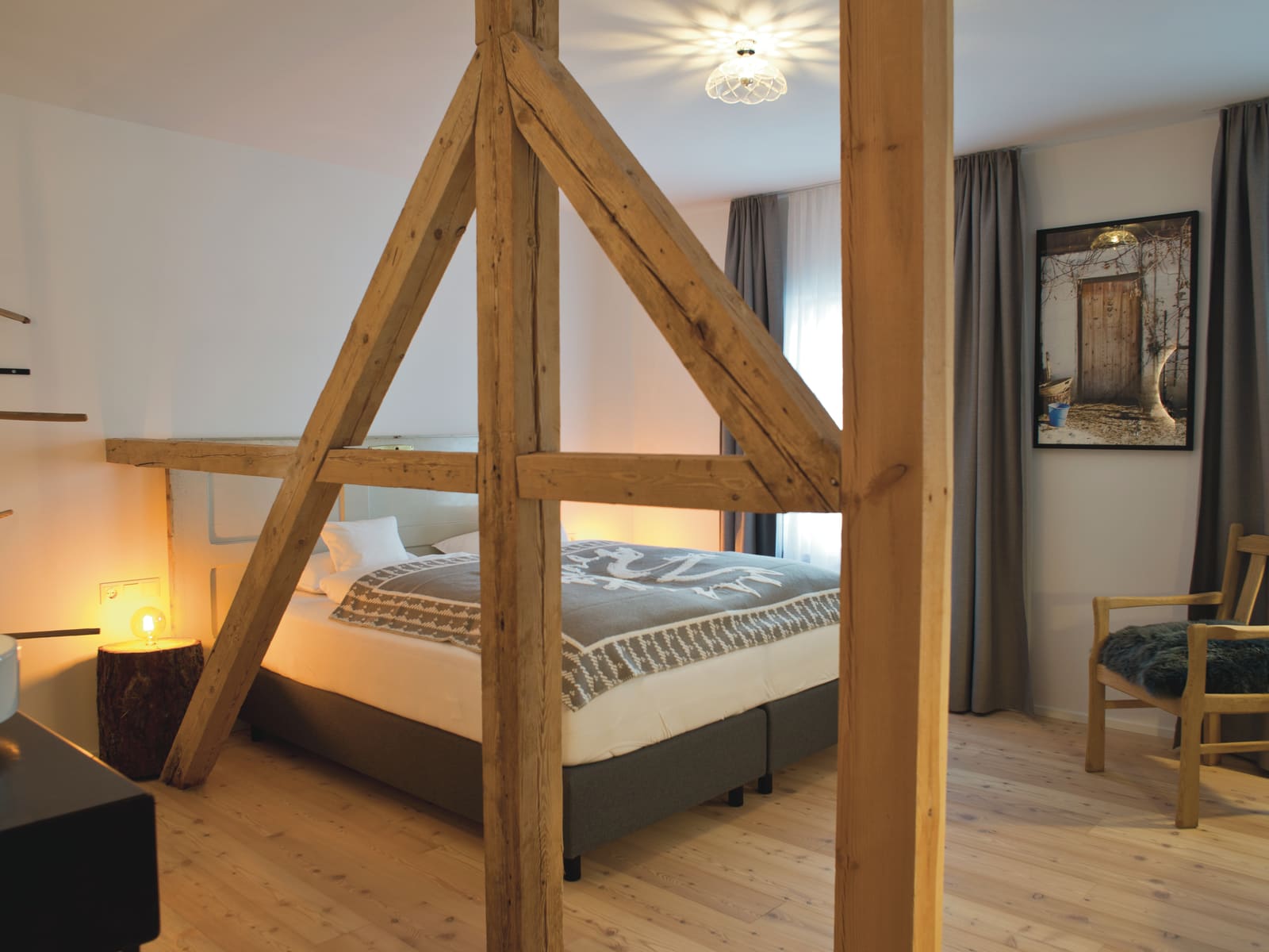 Zimmer mit Fachwerkbalken und warmem Licht