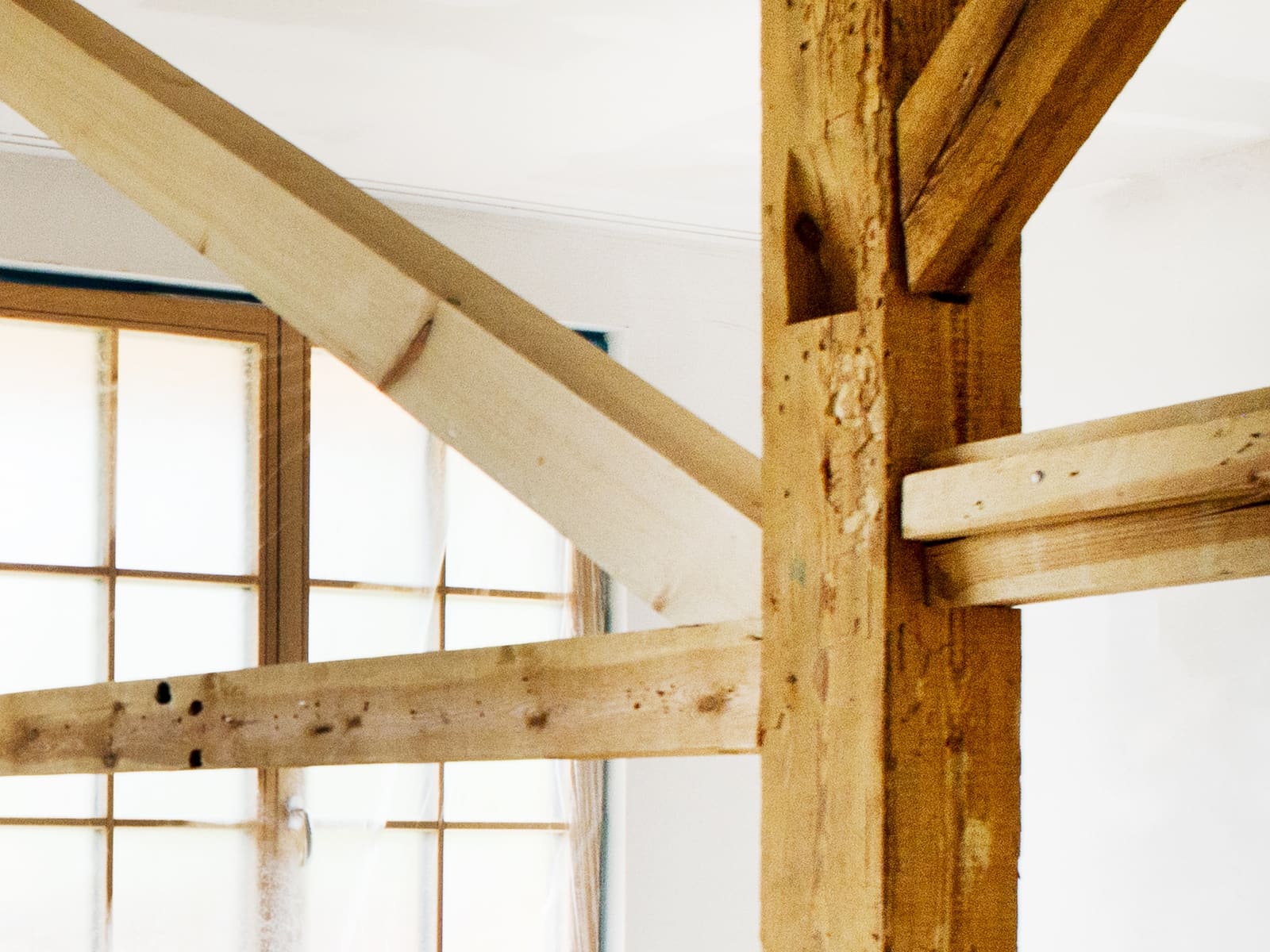 Alte Holzbalken vor dem Fenster