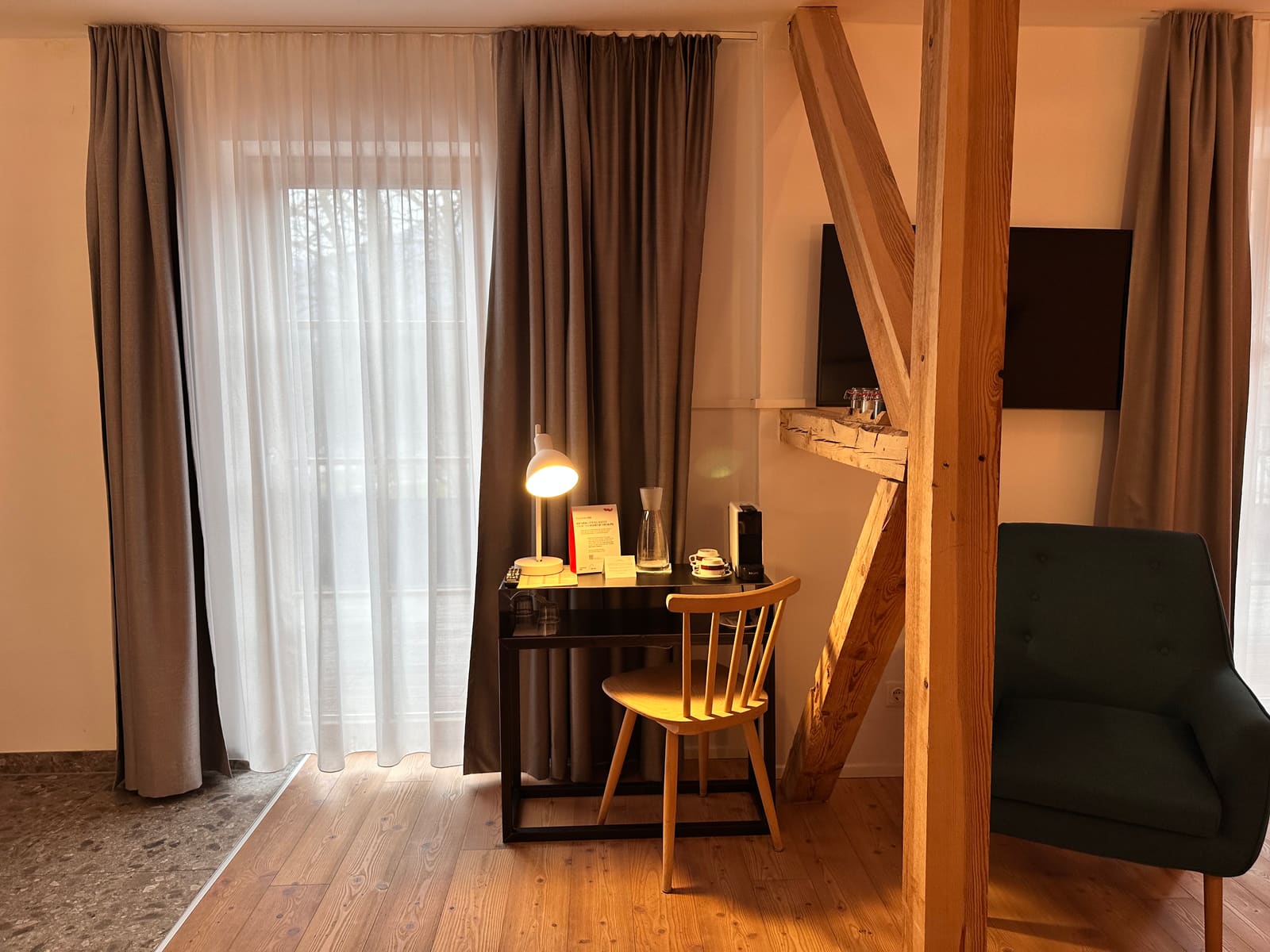 Schreibtisch und Sessel im Zimmer