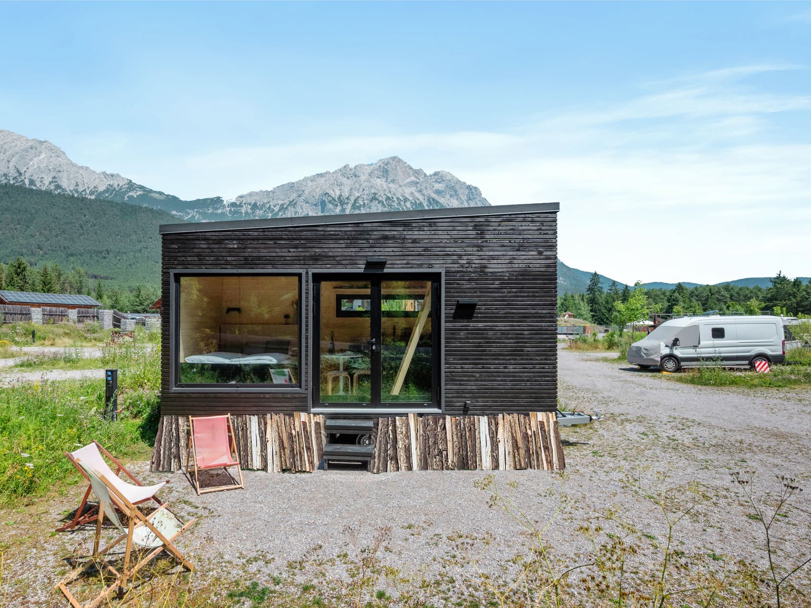 Cabin mit Liegestühlen vor den Bergen des Mieminger Plateaus