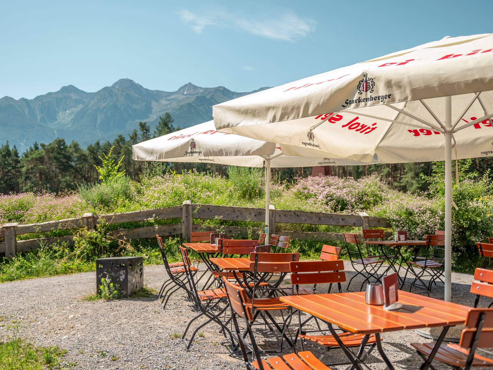Gastgarten mit Blick auf die Berge