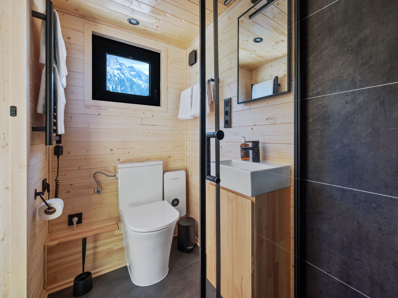 Bad mit Dusche und WC
