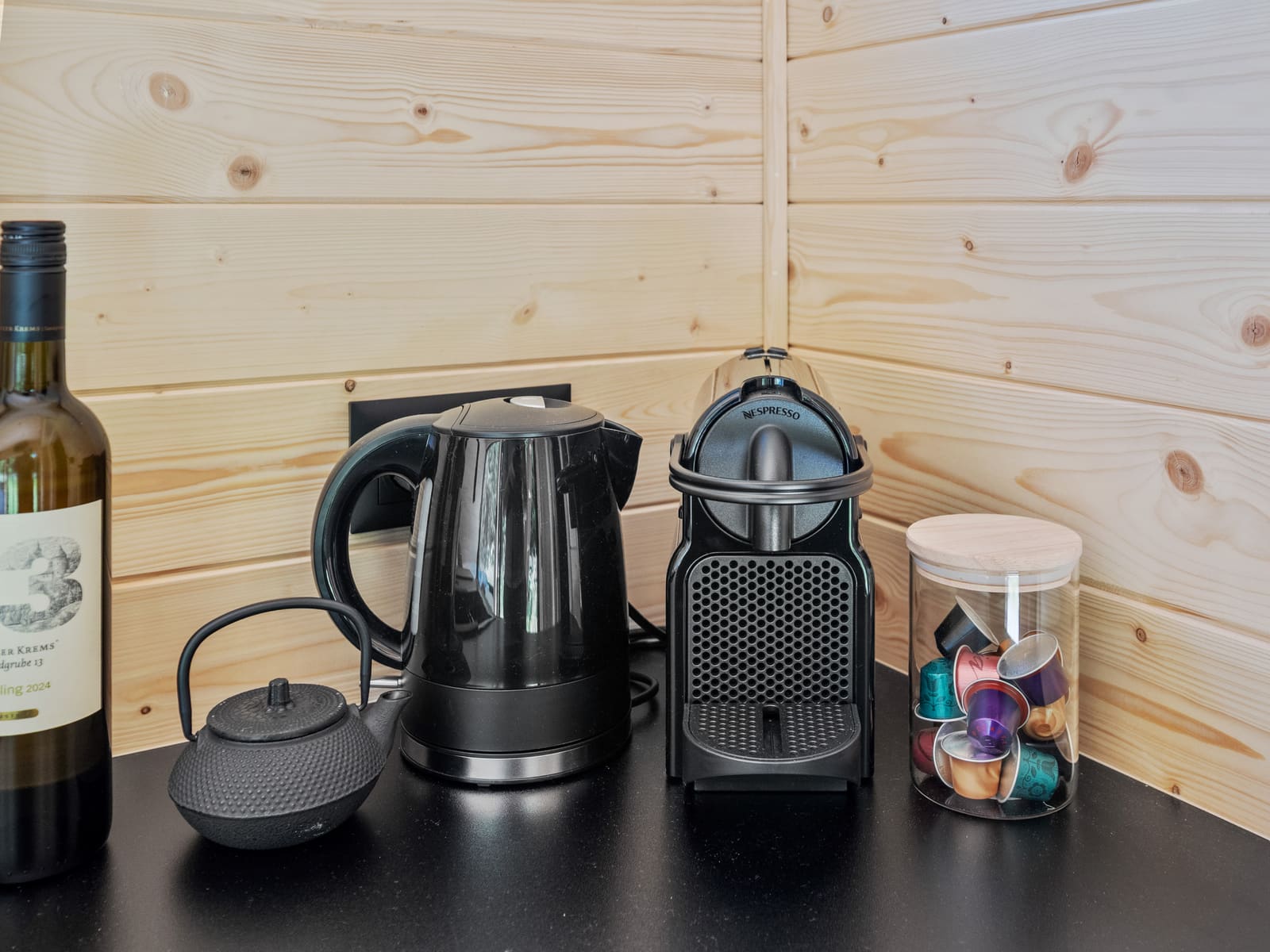 Wasserkocher und Nespresso-Maschine