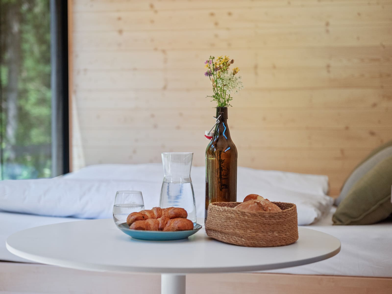 Frühstück am Tisch neben dem Bett
