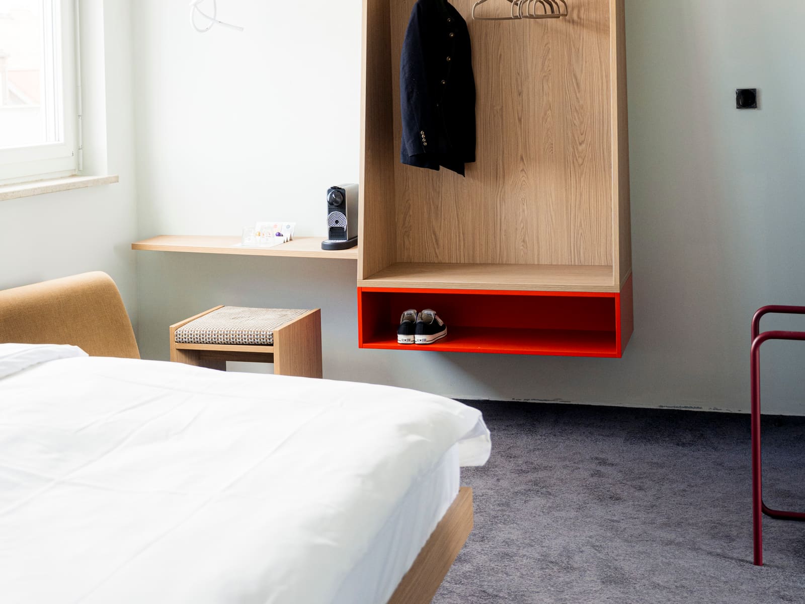 Zimmer mit offenem Kleiderschrank und Kaffeemaschine