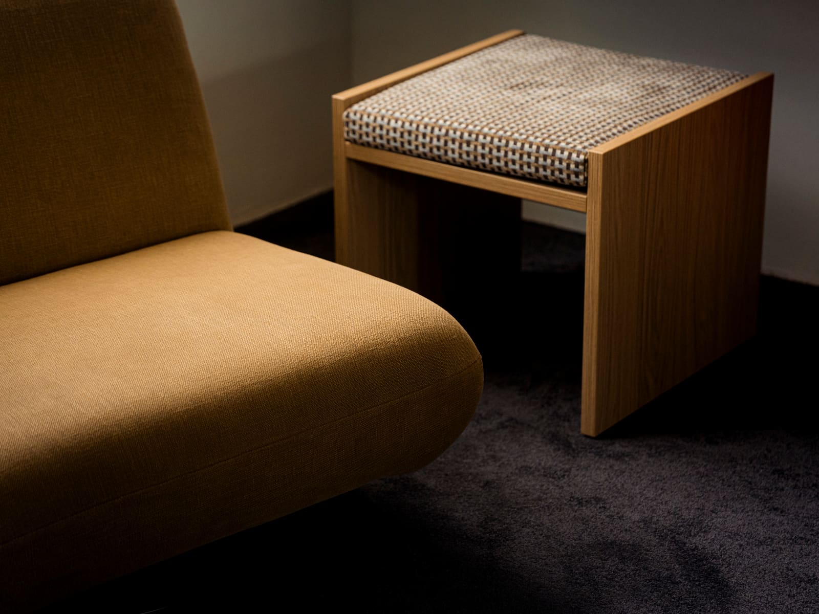 Sessel und Hocker im Zimmer