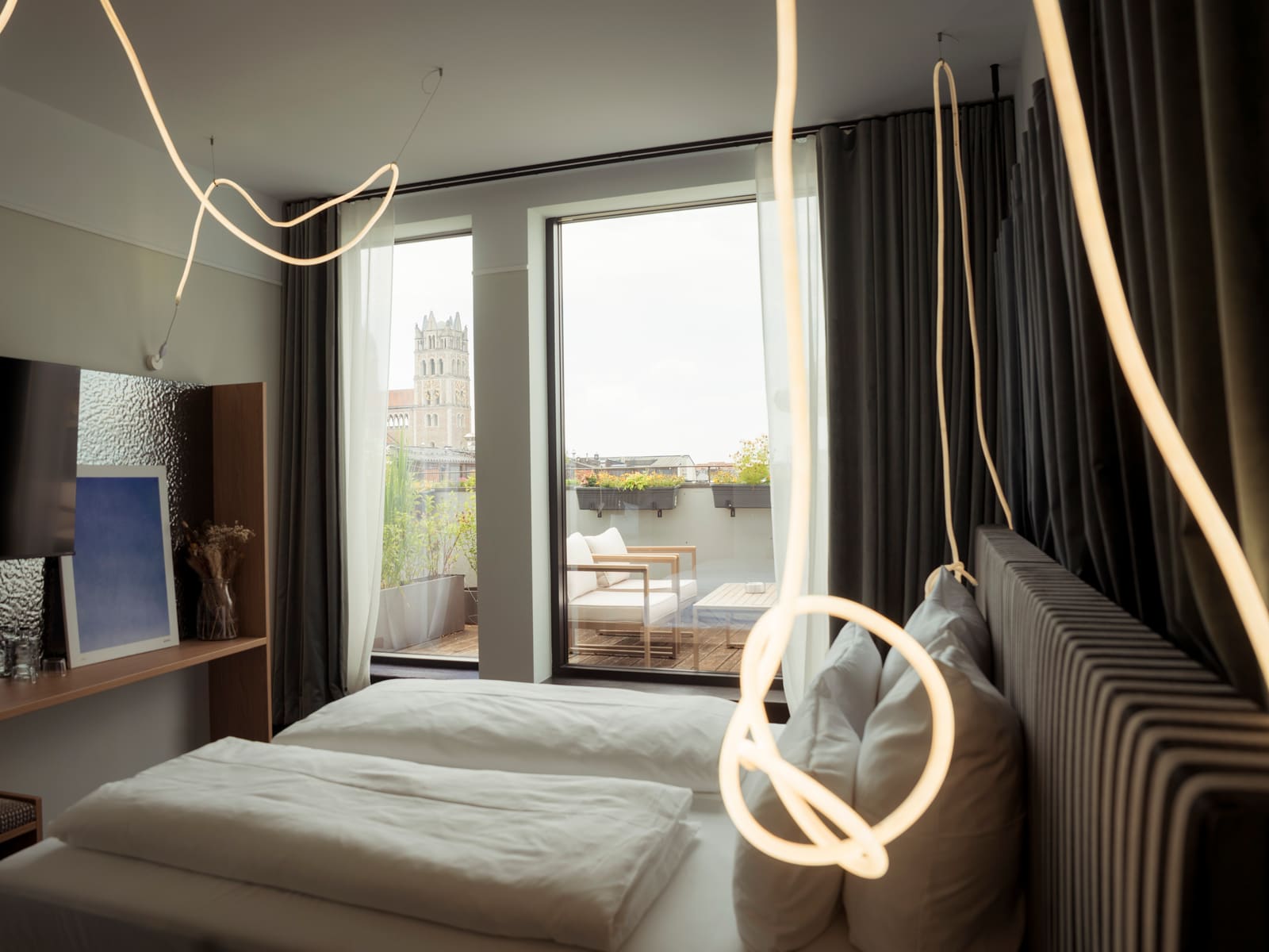 Zimmer mit Leuchtseil und Zugang zur Dachterrasse