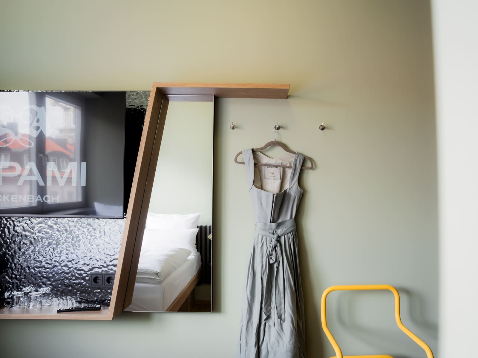 Garderobe mit Spiegel im Zimmer