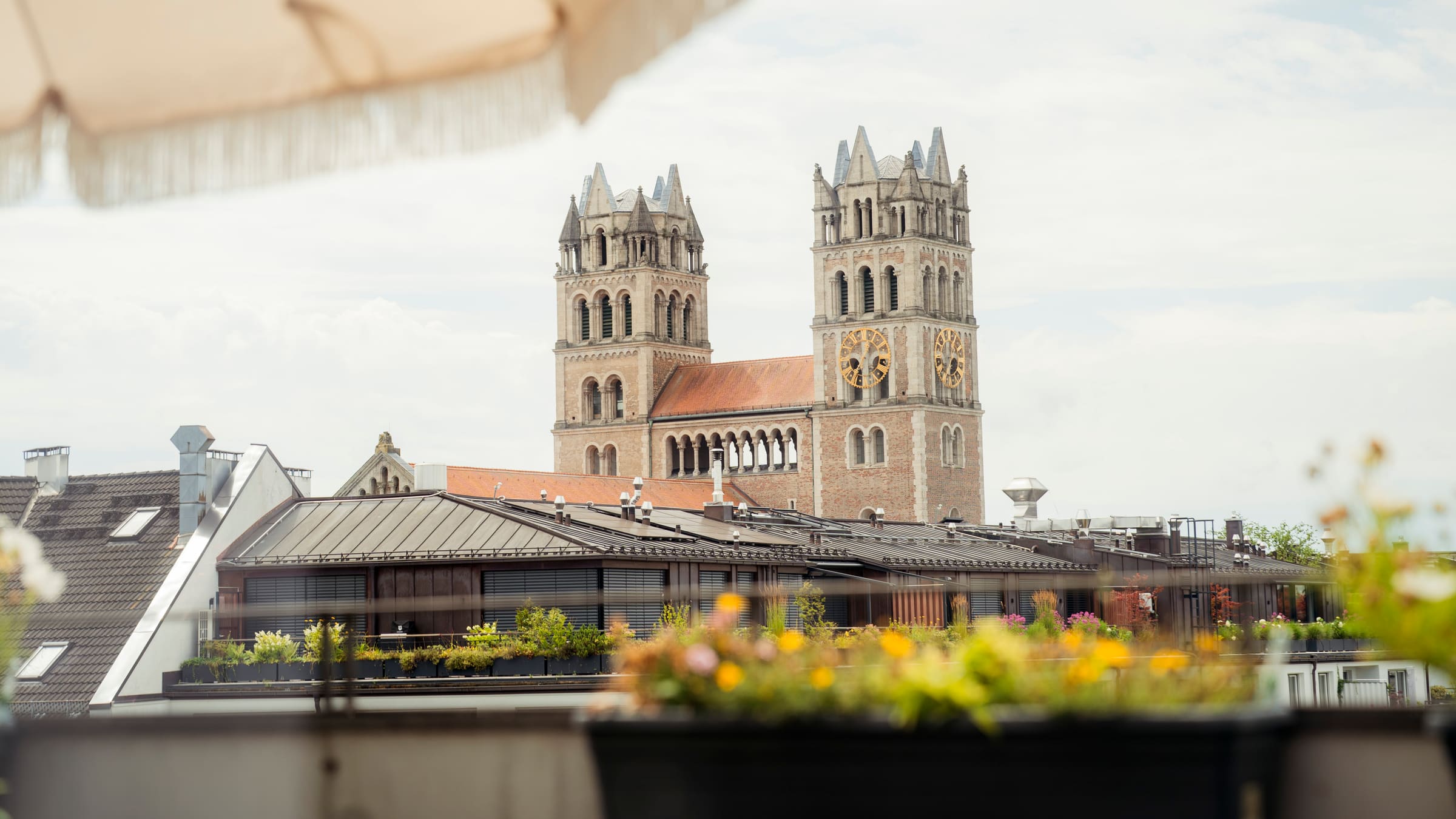 Blick von der Dachterrasse des ALPAMI Glockenbach auf die Maximilianskirche in München
