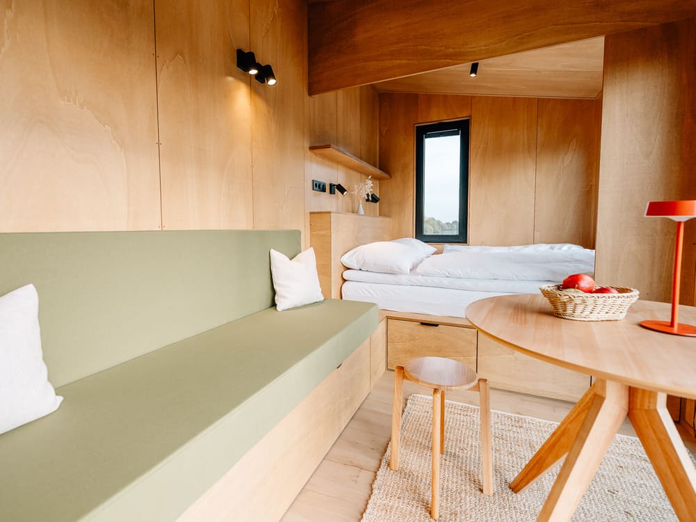 Innenraum mit Sitzbank, Tisch und Bett