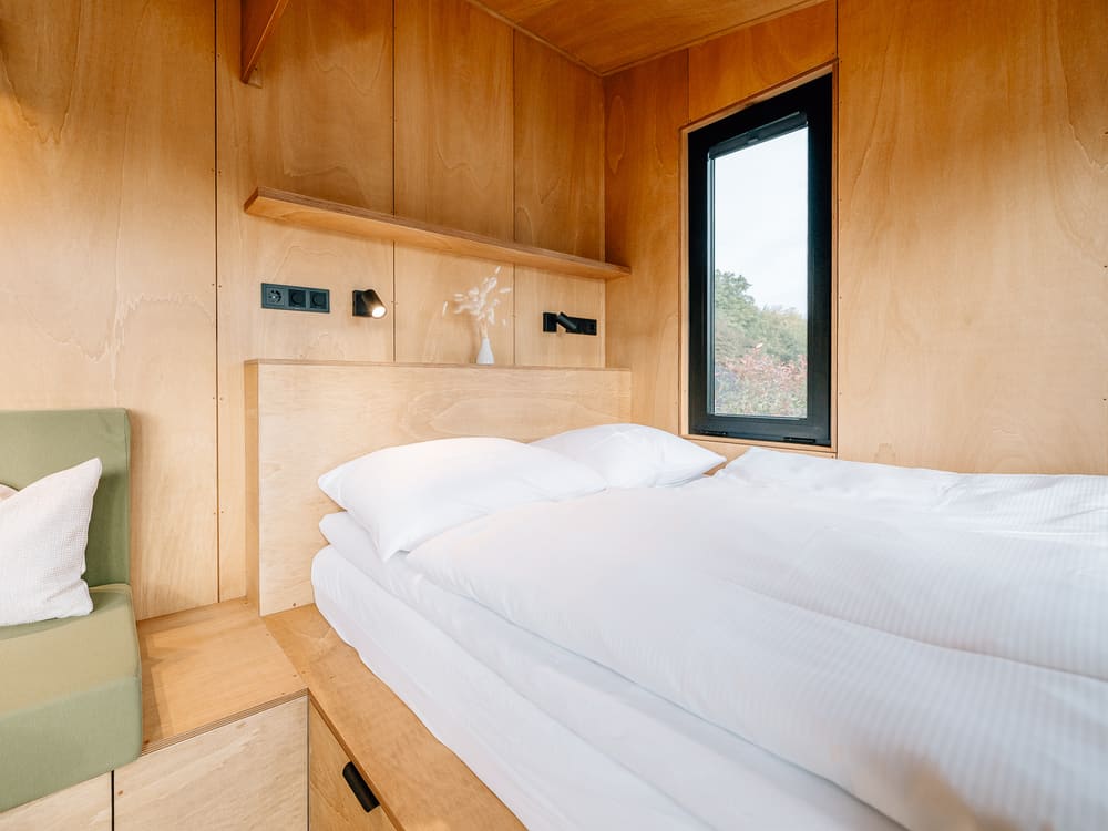 Doppelbett mit Leselampen und Ablage