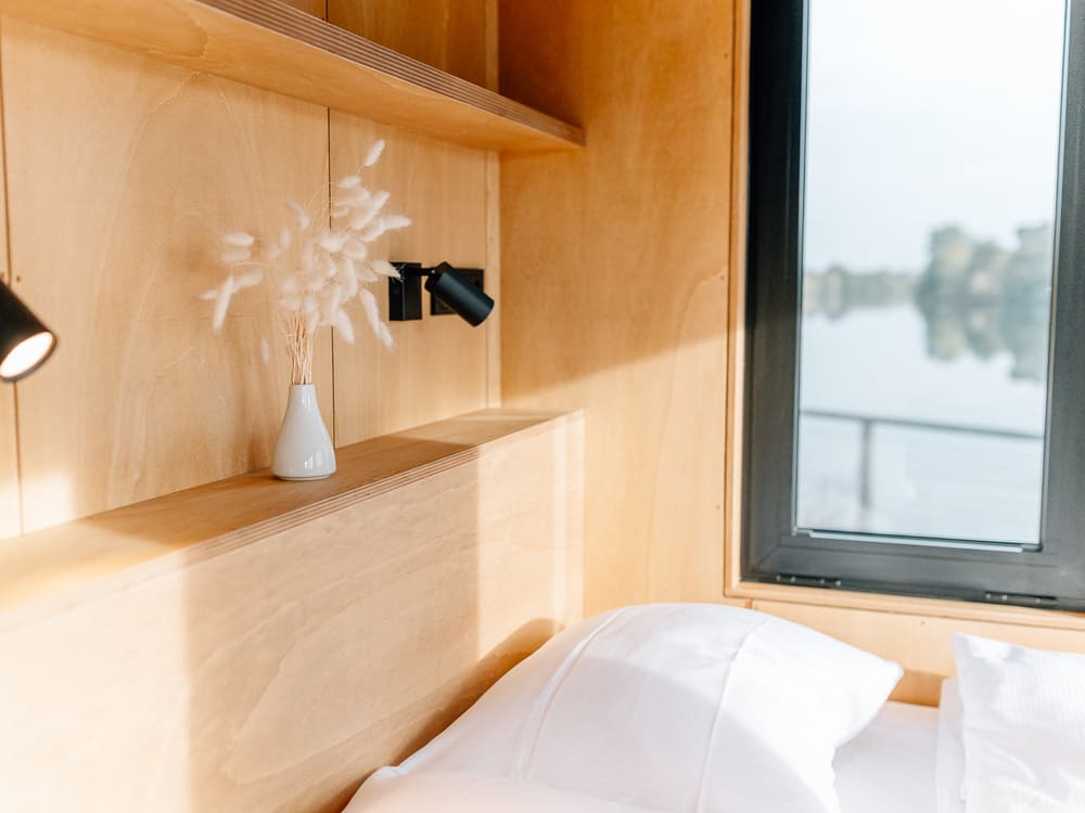Bett mit Blick auf das Wasser