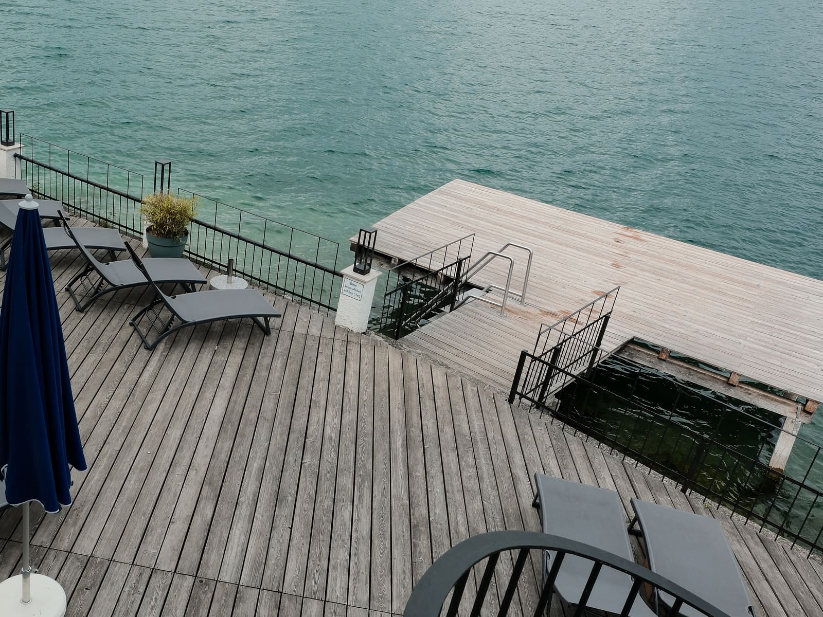 Badesteg und Liegen auf der Seeterrasse