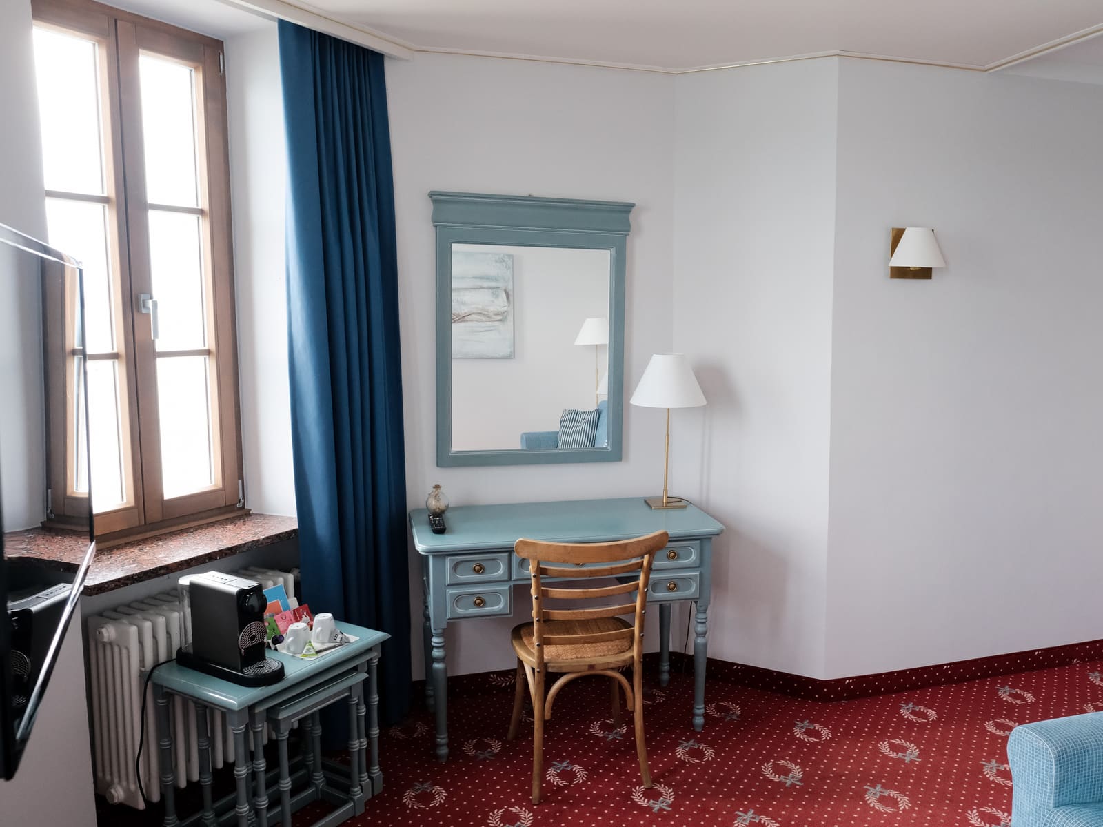 Zimmer mit Schreibtisch und Kaffeeecke
