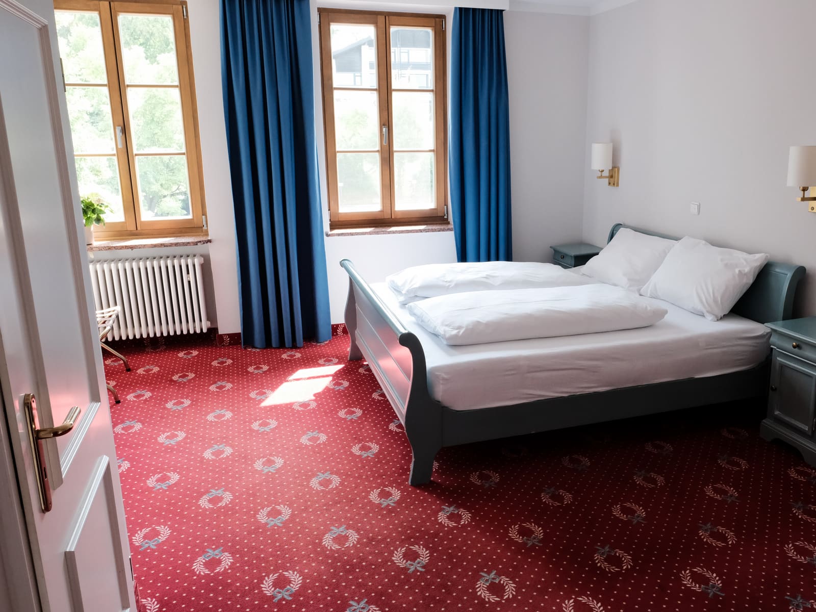 Doppelzimmer mit Holzbett
