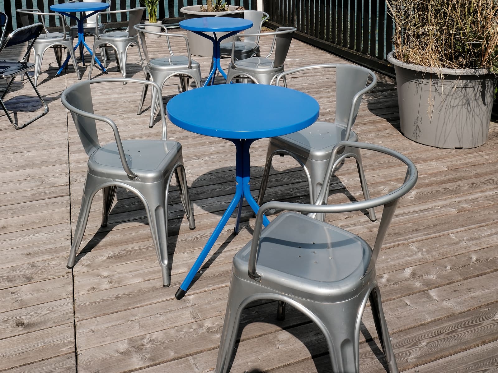 Terrasse mit blauen Bistrotischen