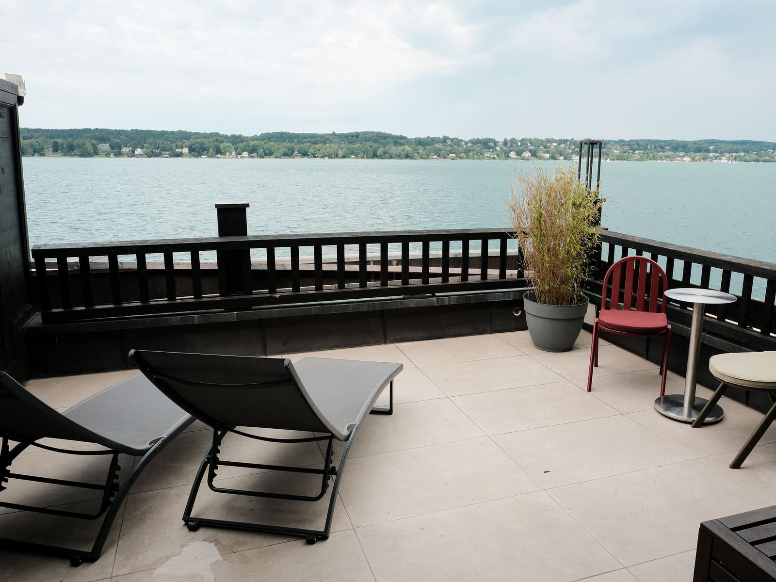 Private Terrasse mit Liegen und Blick auf den Starnberger See