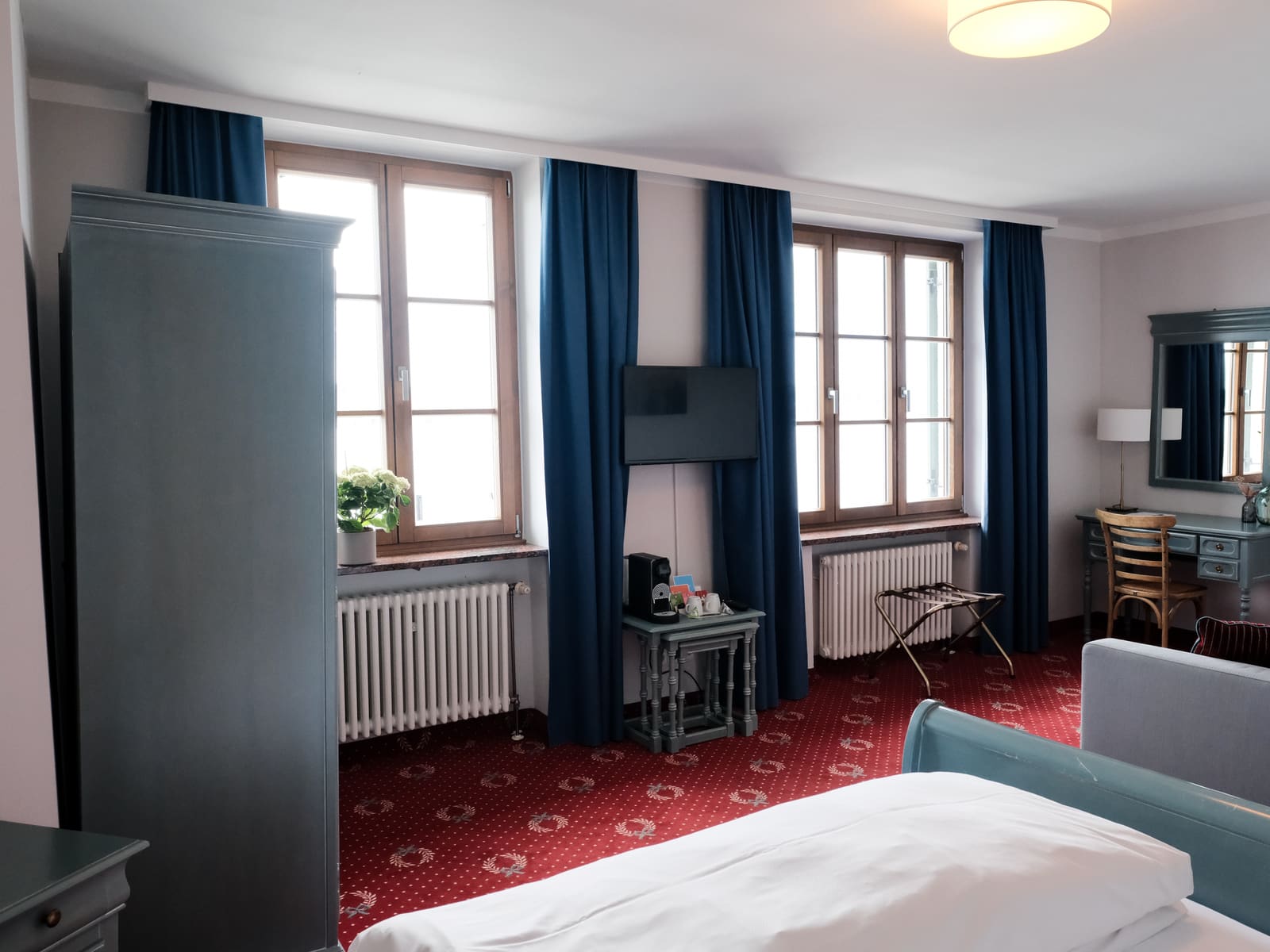 Zimmer mit Holzmöbeln und blauen Vorhängen