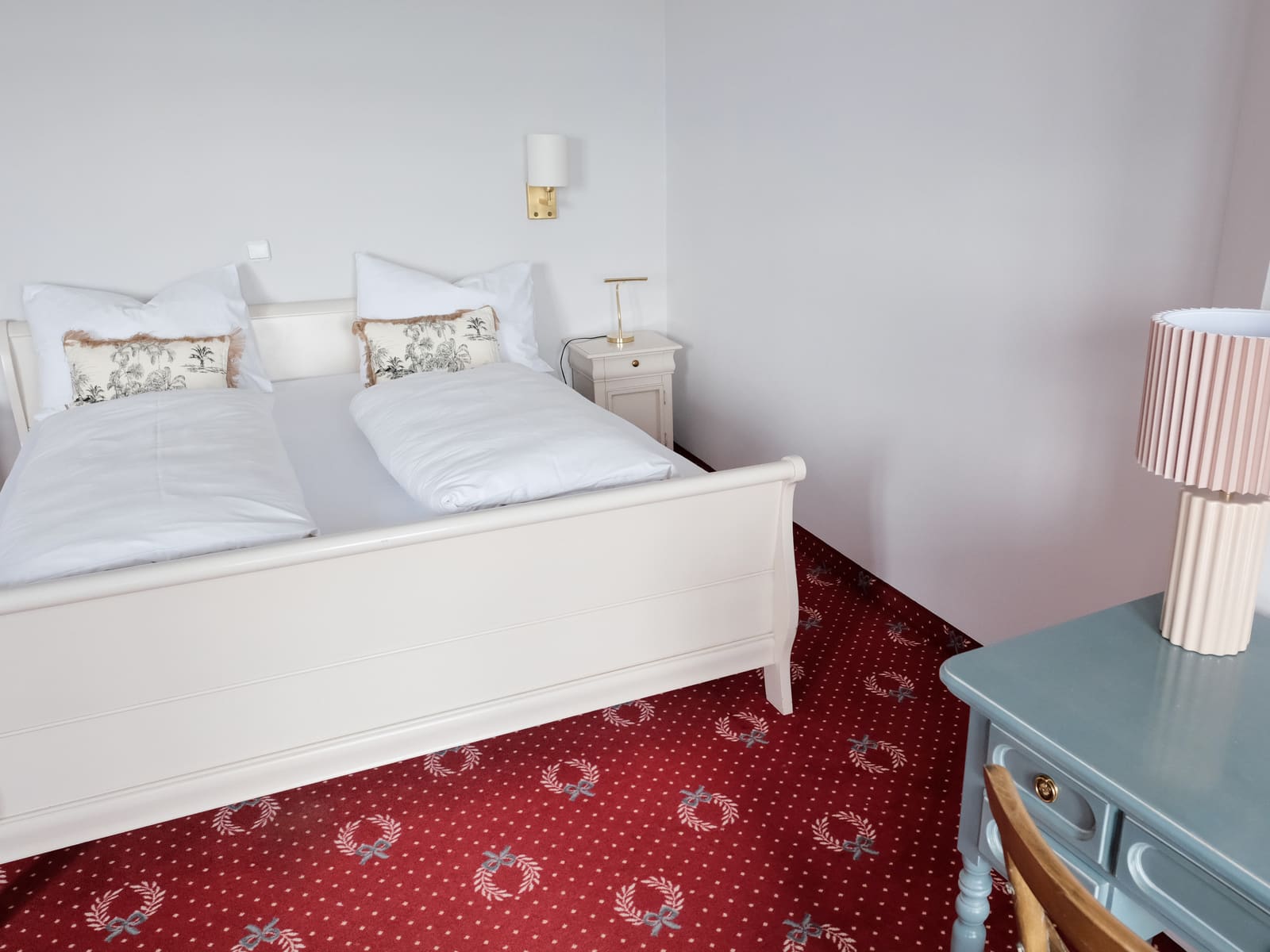 Doppelzimmer mit weißem Holzbett