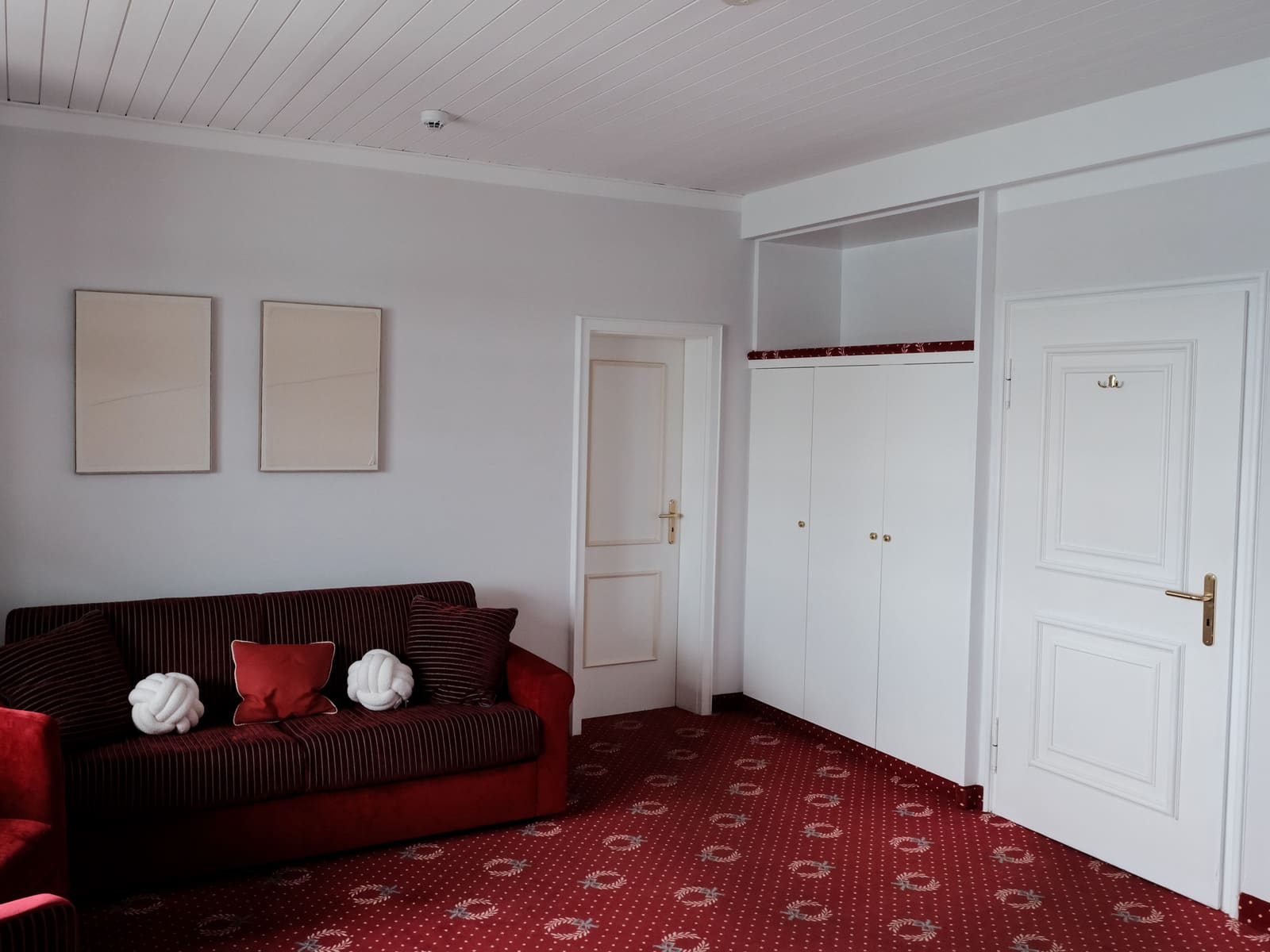 Zimmer mit Sofa und Einbauschrank