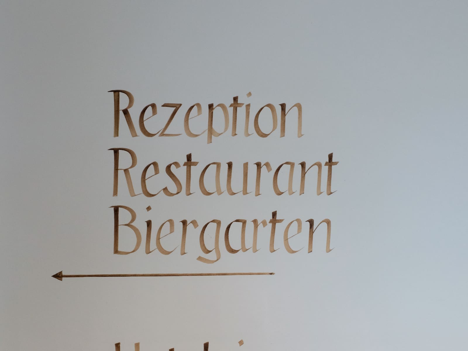 Wegweiser zu Rezeption, Restaurant und Biergarten