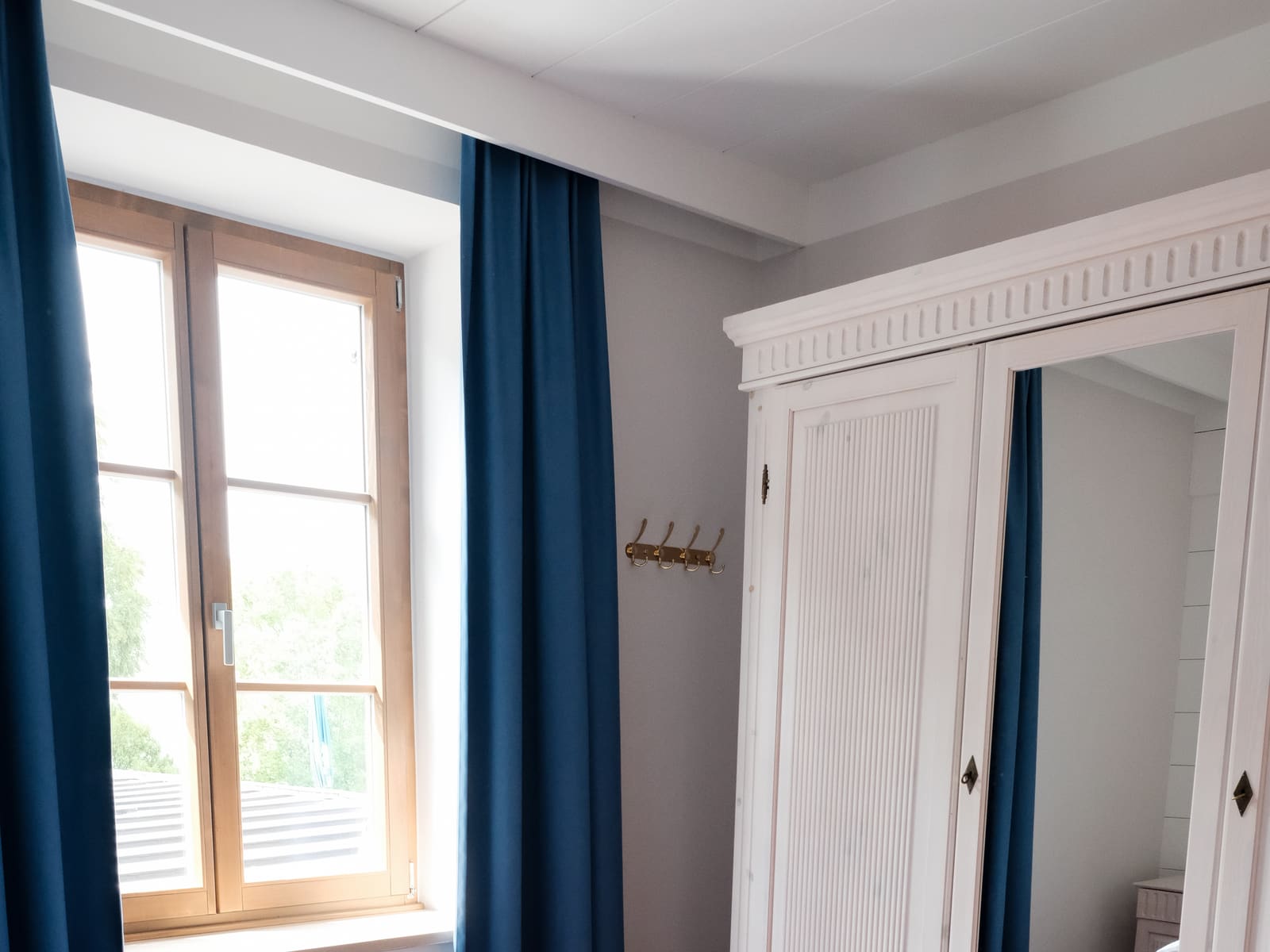 Zimmer mit weißem Kleiderschrank