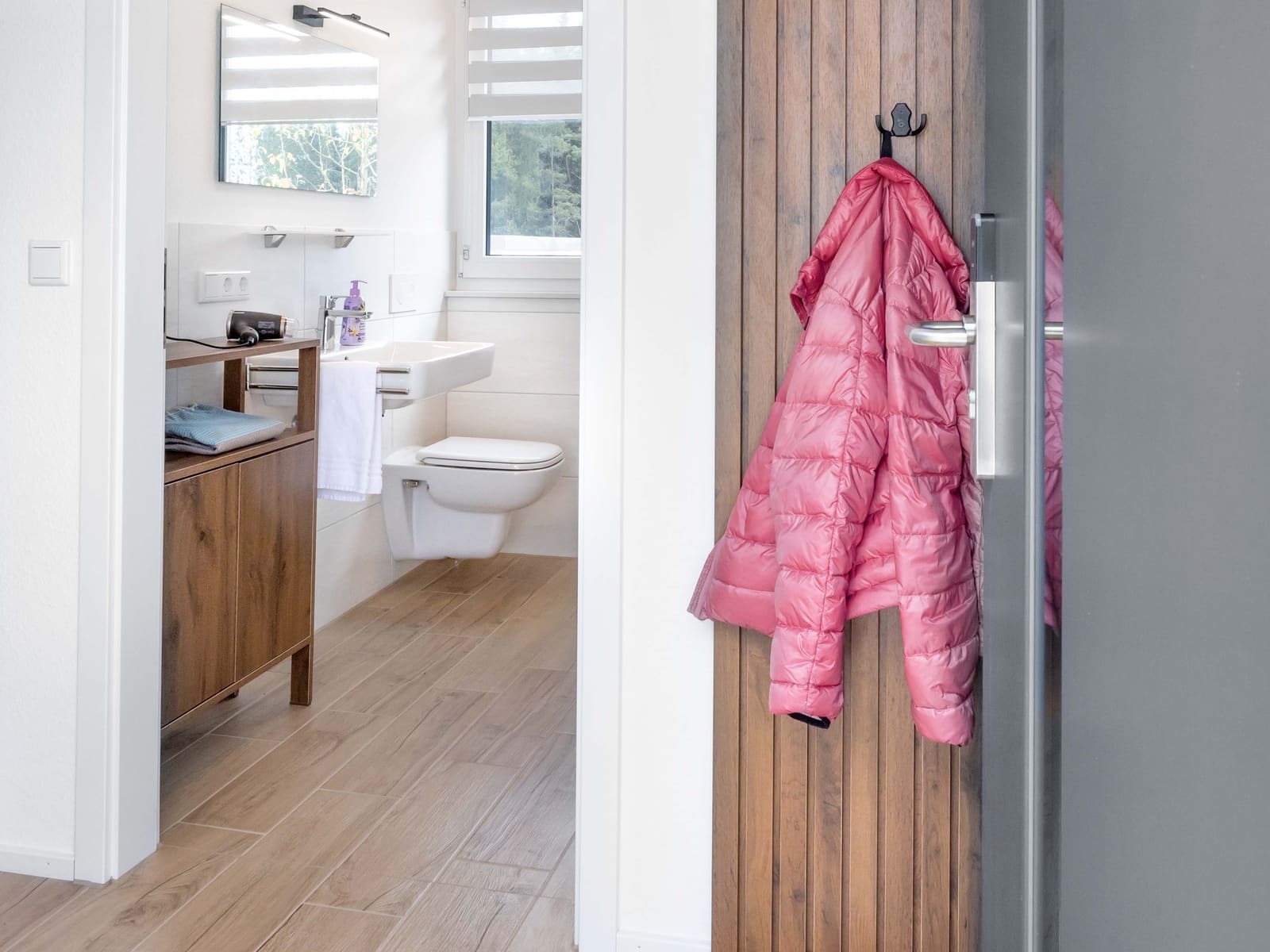 Flur mit Garderobe und Blick ins Bad