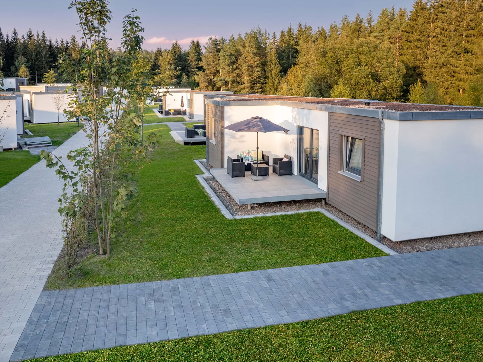 Haus mit Terrasse und Sonnenschirm