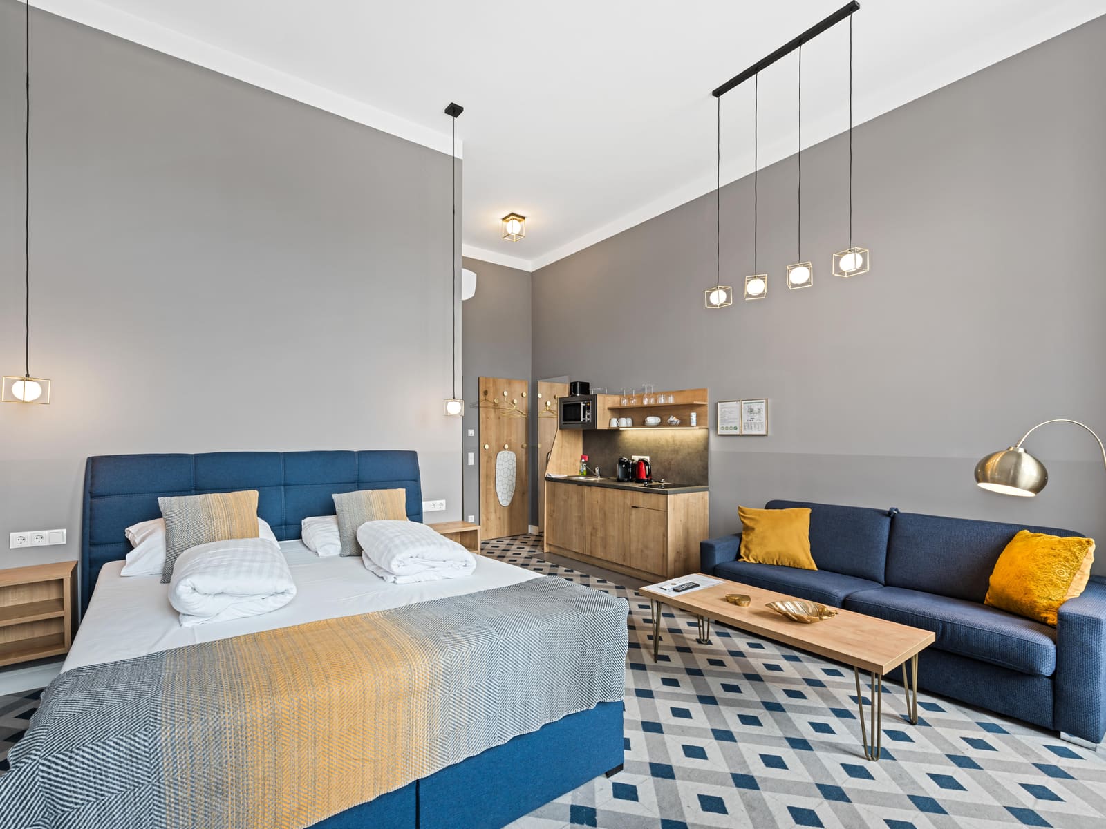 Apartment mit Doppelbett, Sitzecke und Küchenzeile