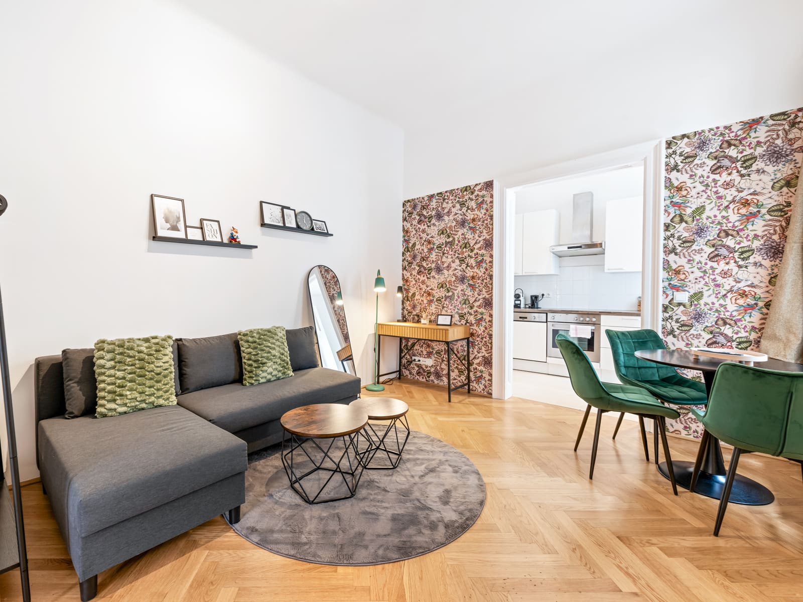 Wohnzimmer mit Sofa und Essplatz